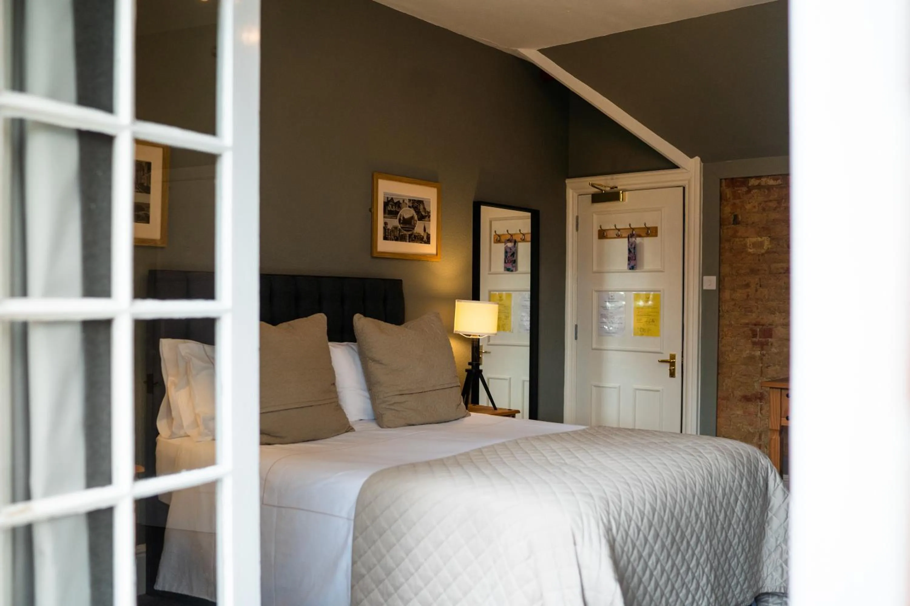 Bed in The Plough Itchen Abbas