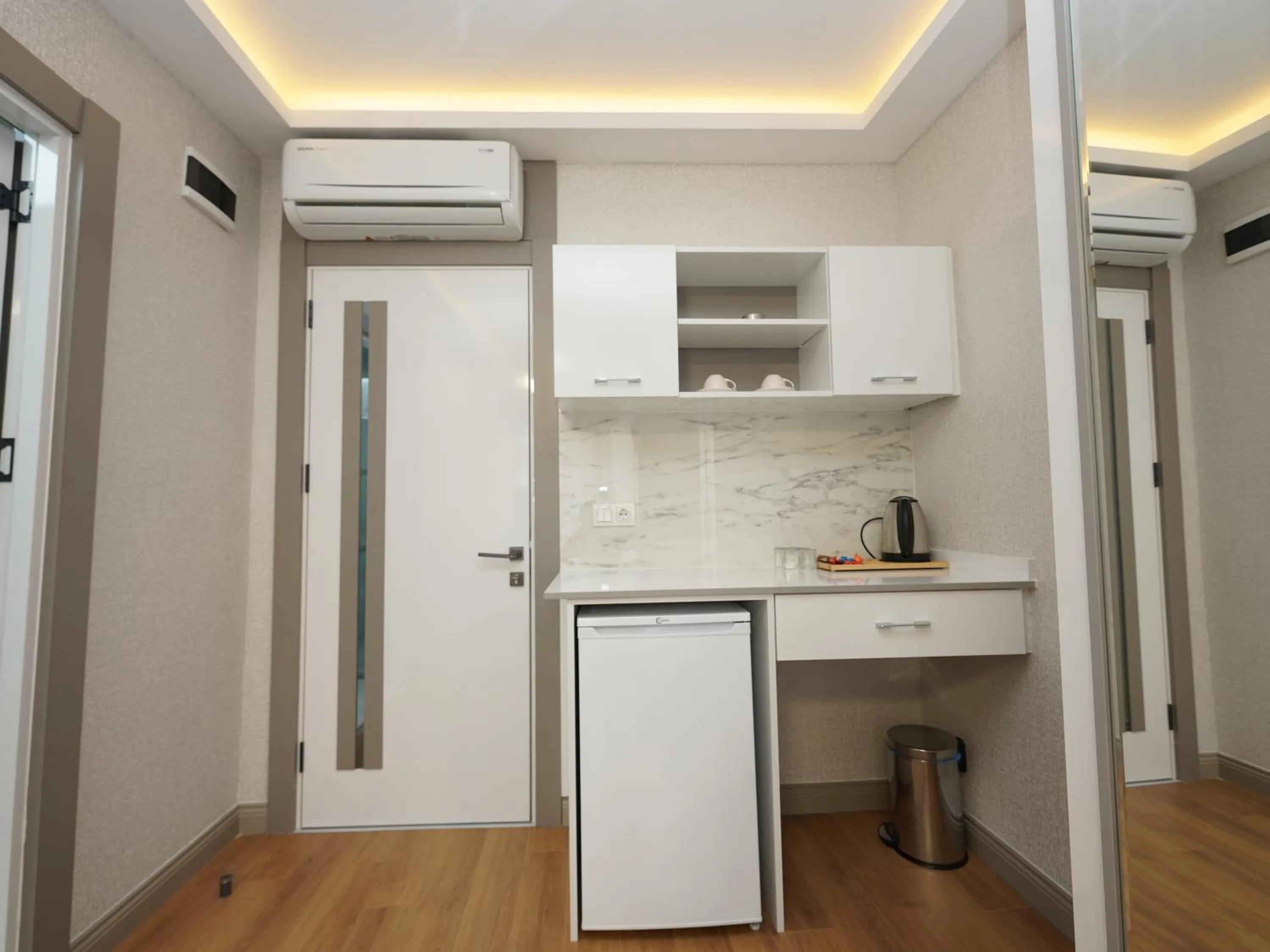 Kitchen or kitchenette in gazelle suites