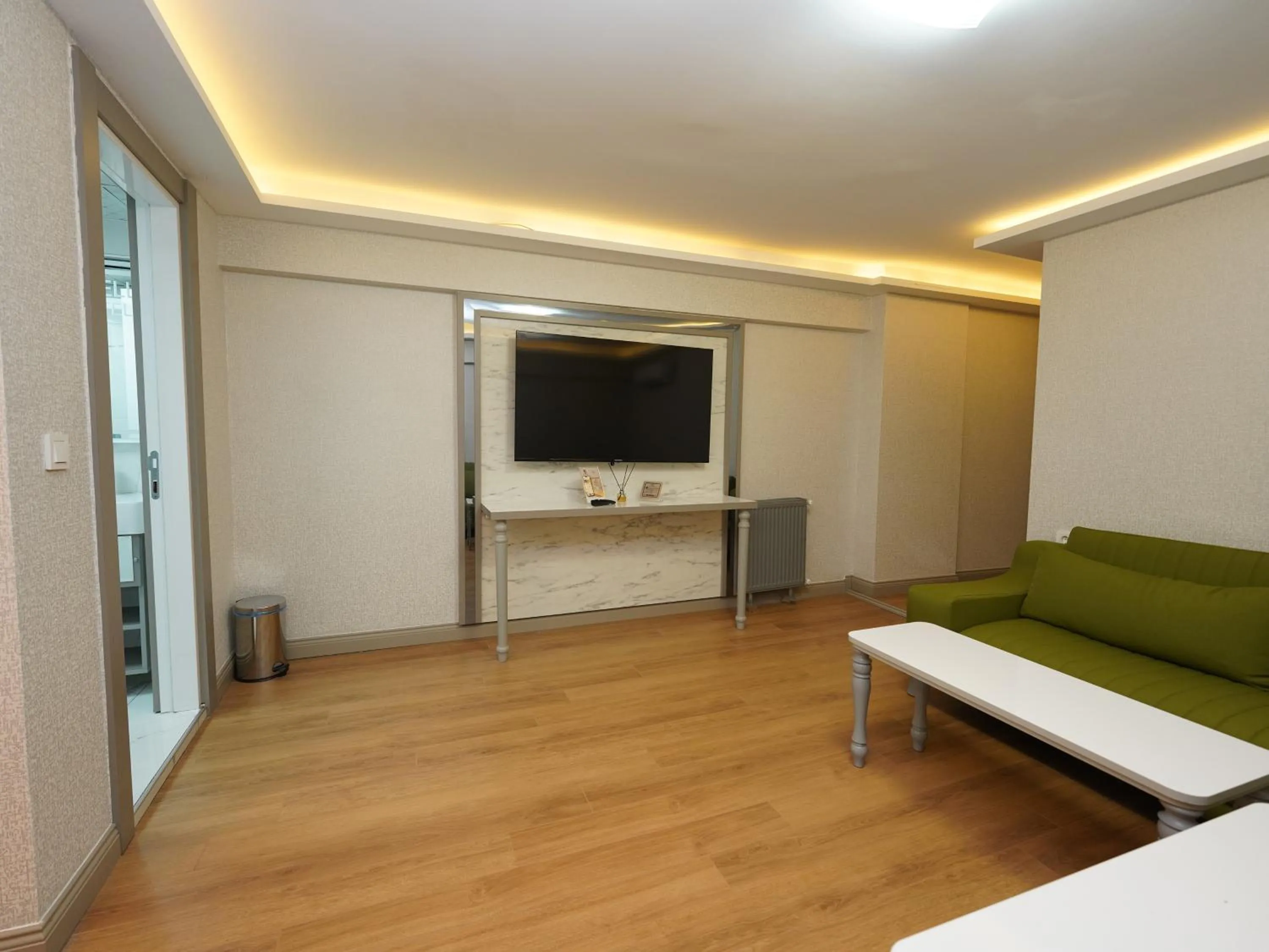 Communal lounge/ TV room, Bed in gazelle suites