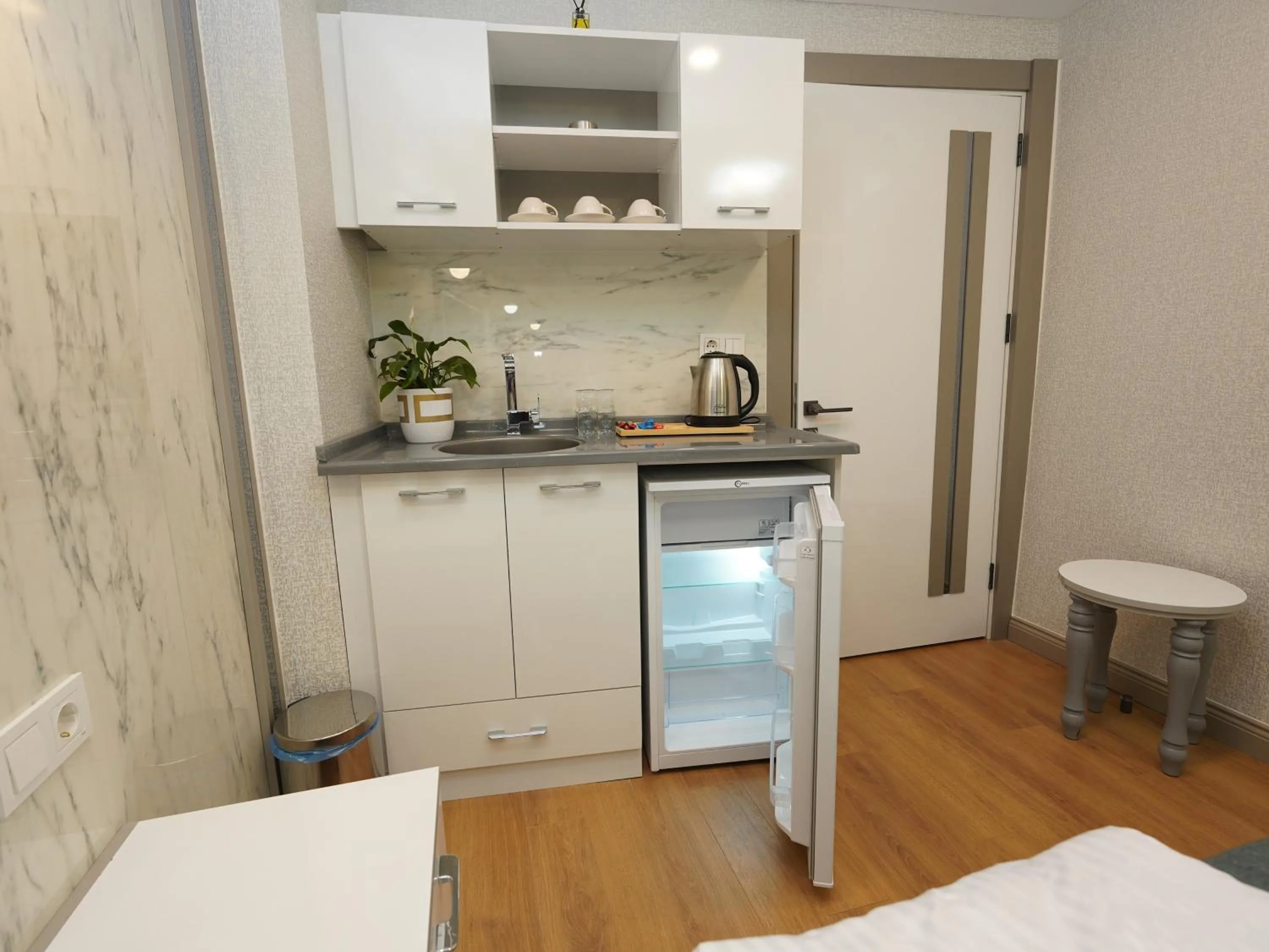 Kitchen or kitchenette in gazelle suites