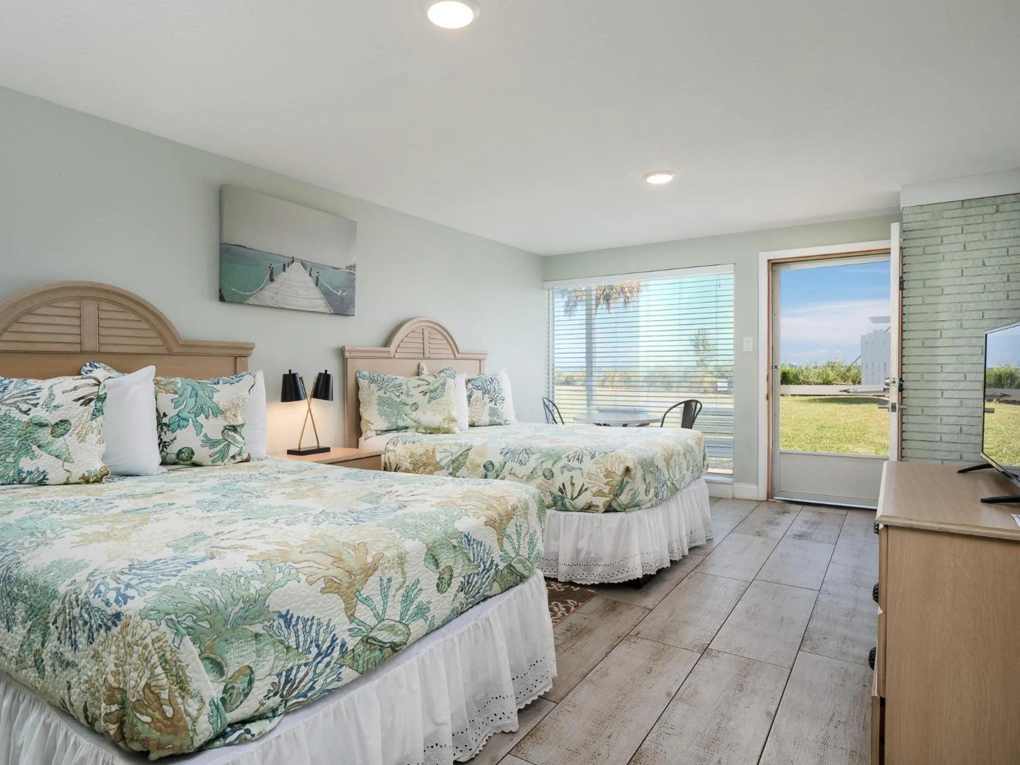 Photo of the whole room, Bed in Sea Aire Oceanfront Inn