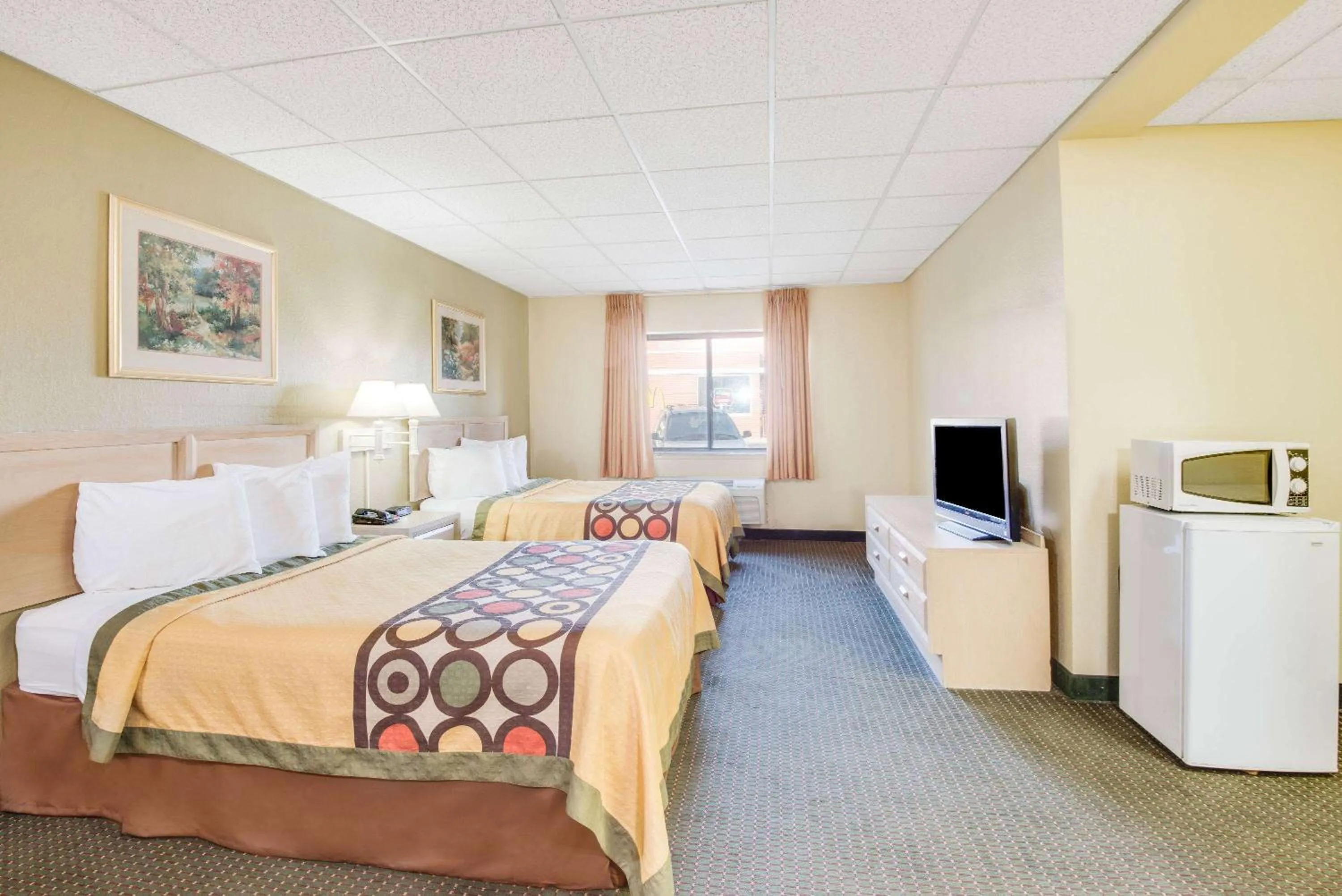 Photo of the whole room, Bed in Super 8 by Wyndham Port Clinton