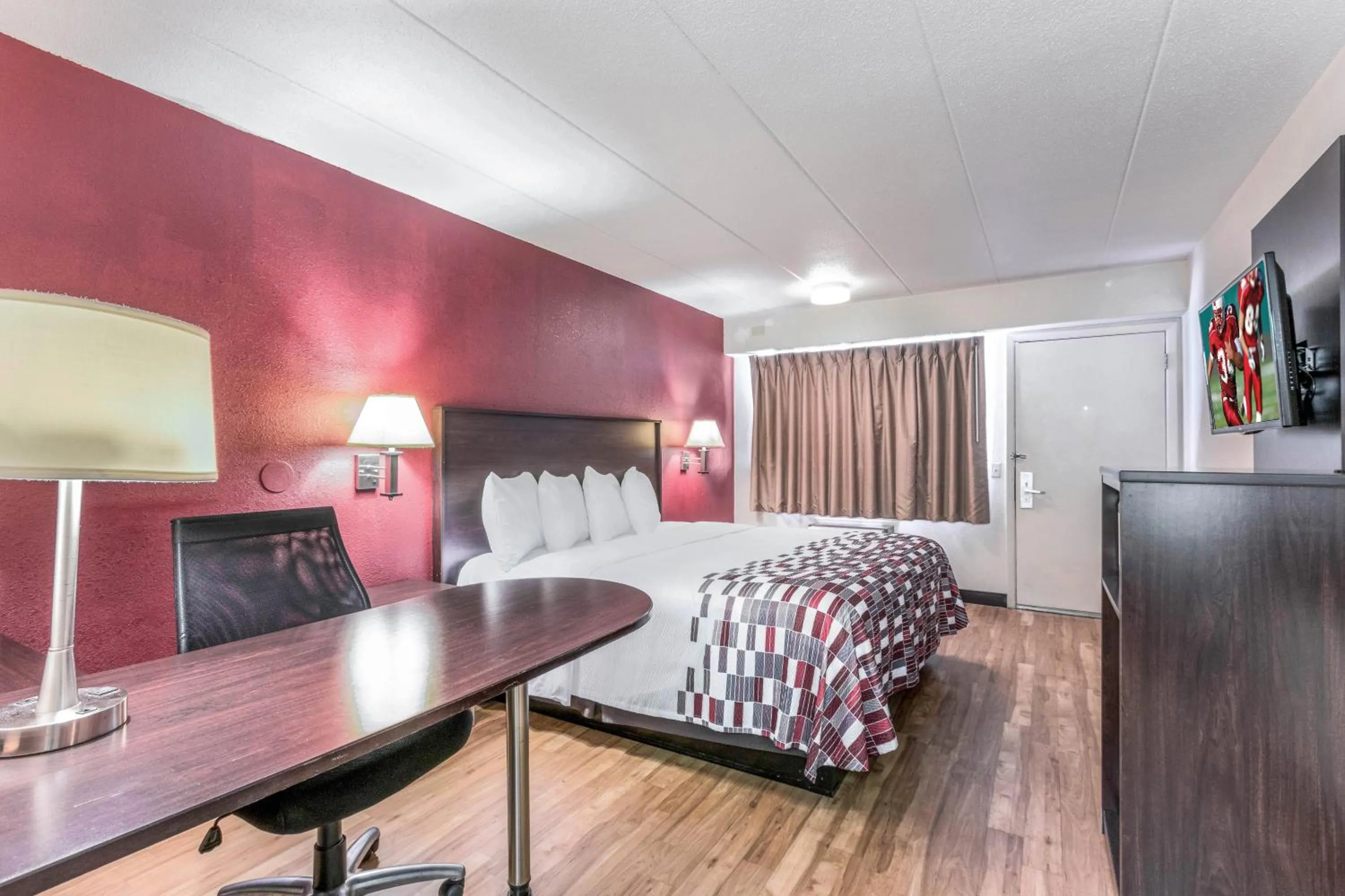 Photo of the whole room in Red Roof Inn Columbia, MO