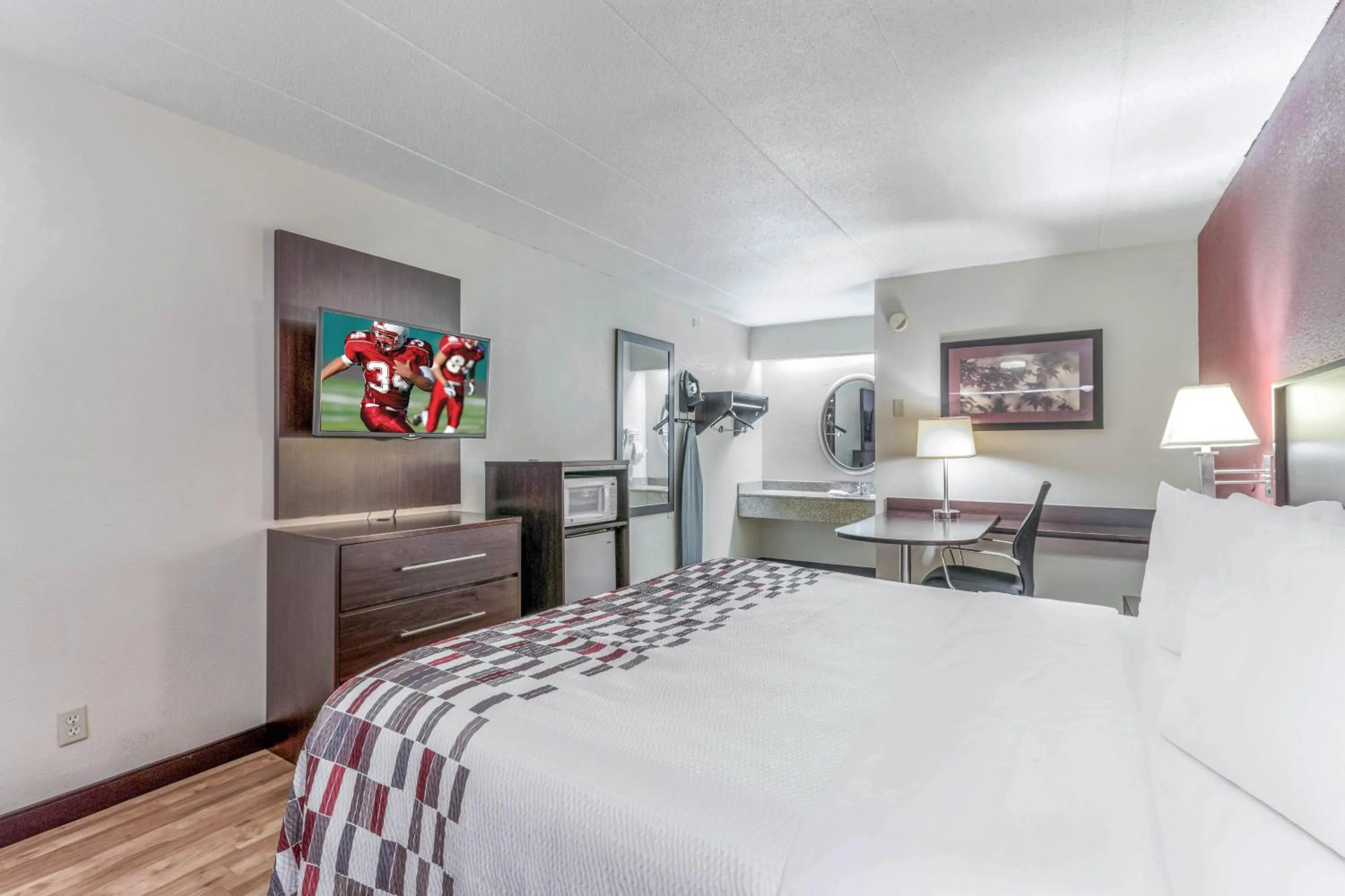 Photo of the whole room in Red Roof Inn Columbia, MO