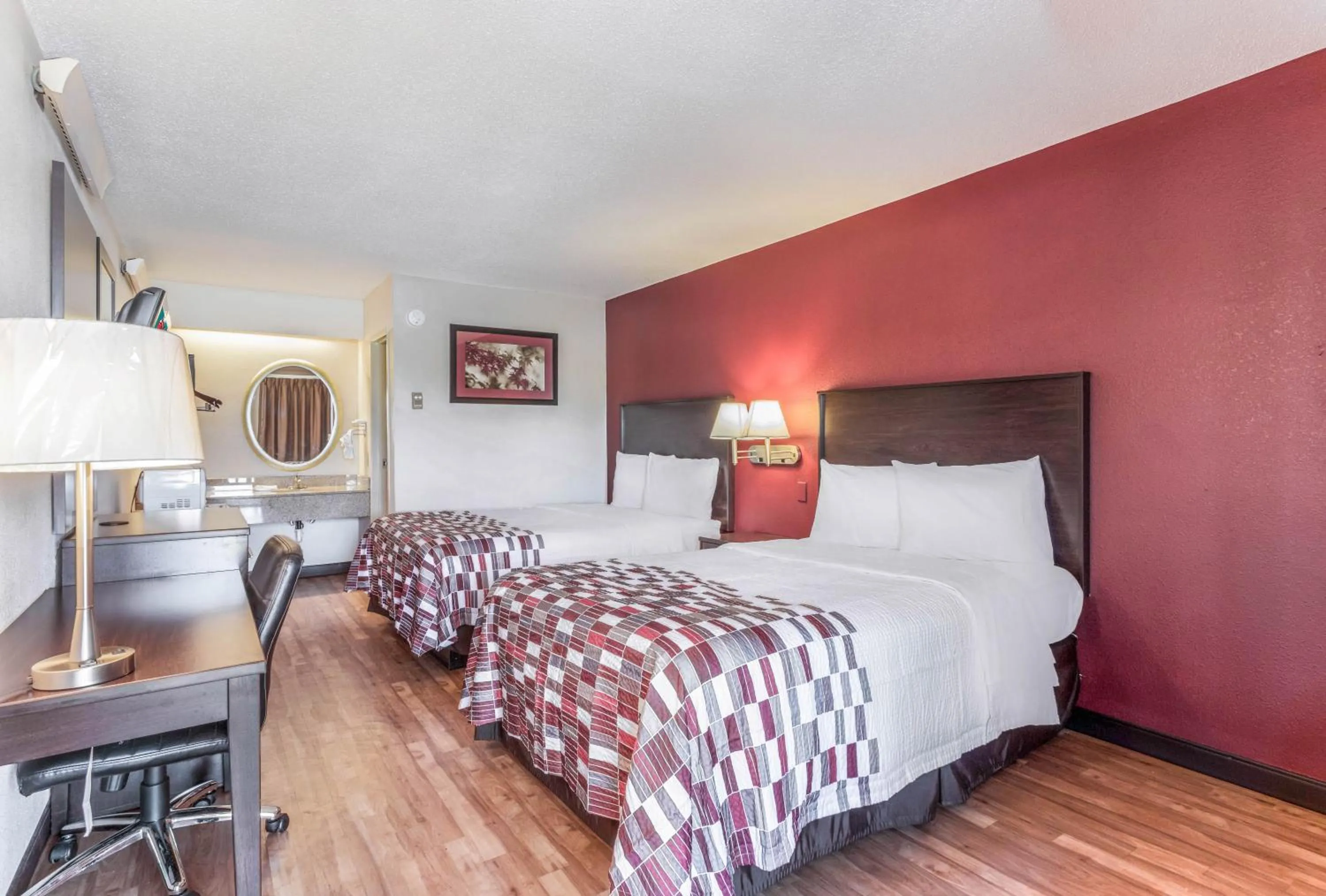 Photo of the whole room in Red Roof Inn Columbia, MO