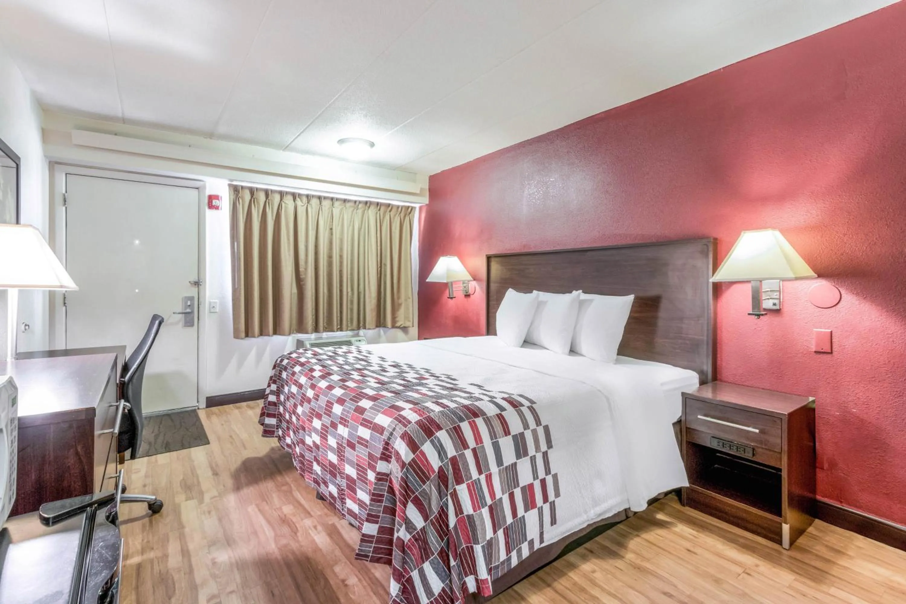 Photo of the whole room in Red Roof Inn Columbia, MO