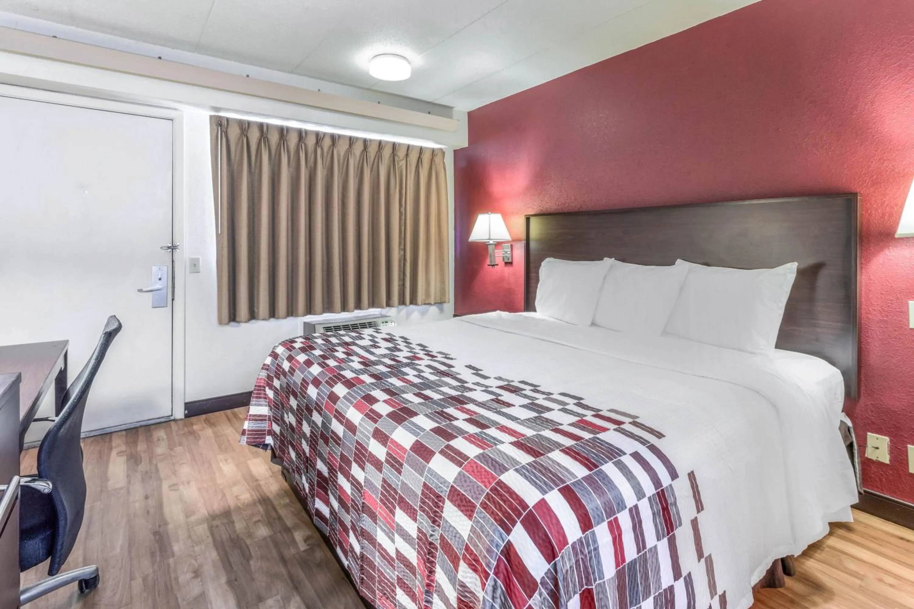 Bedroom in Red Roof Inn Columbia, MO