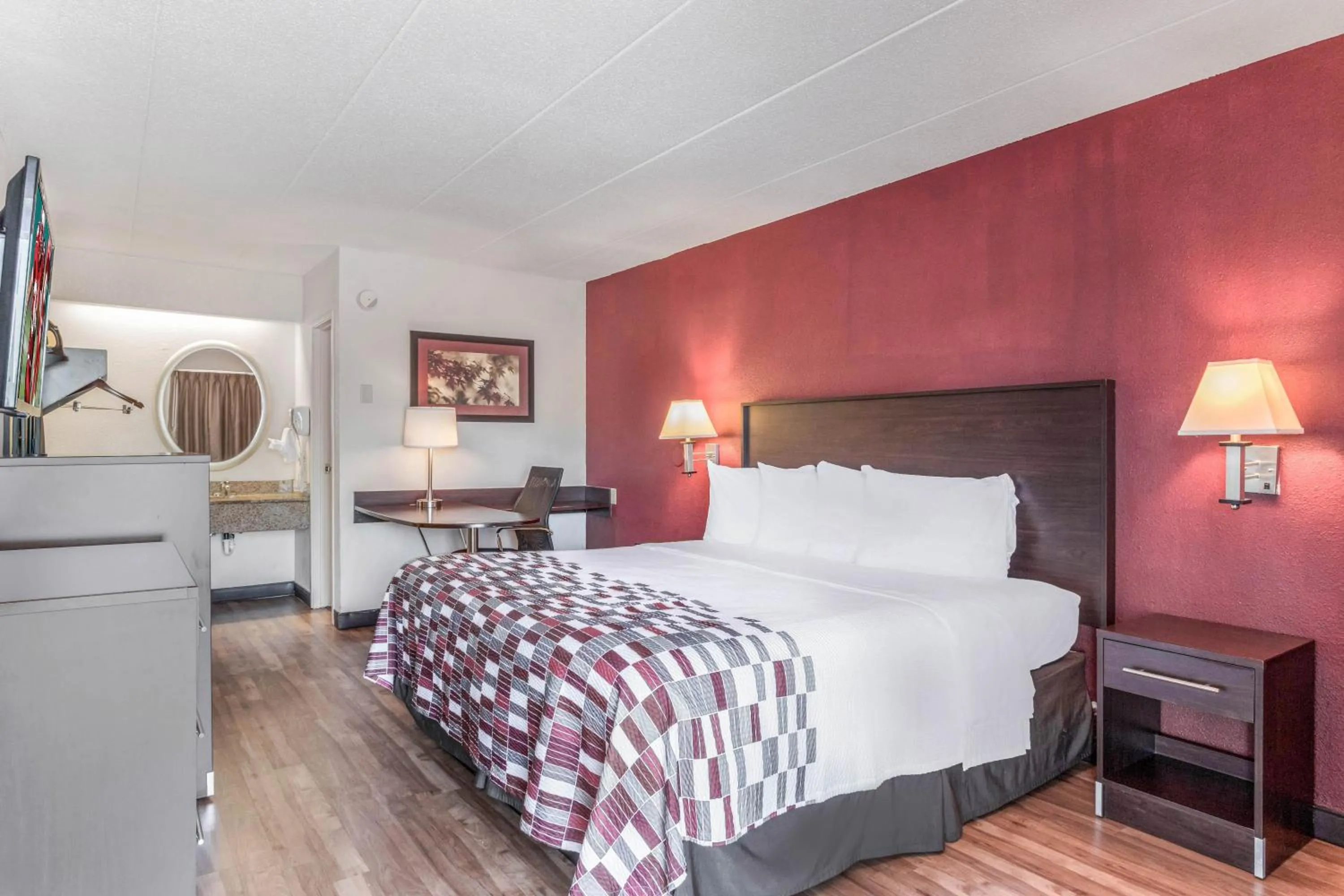 Photo of the whole room in Red Roof Inn Columbia, MO