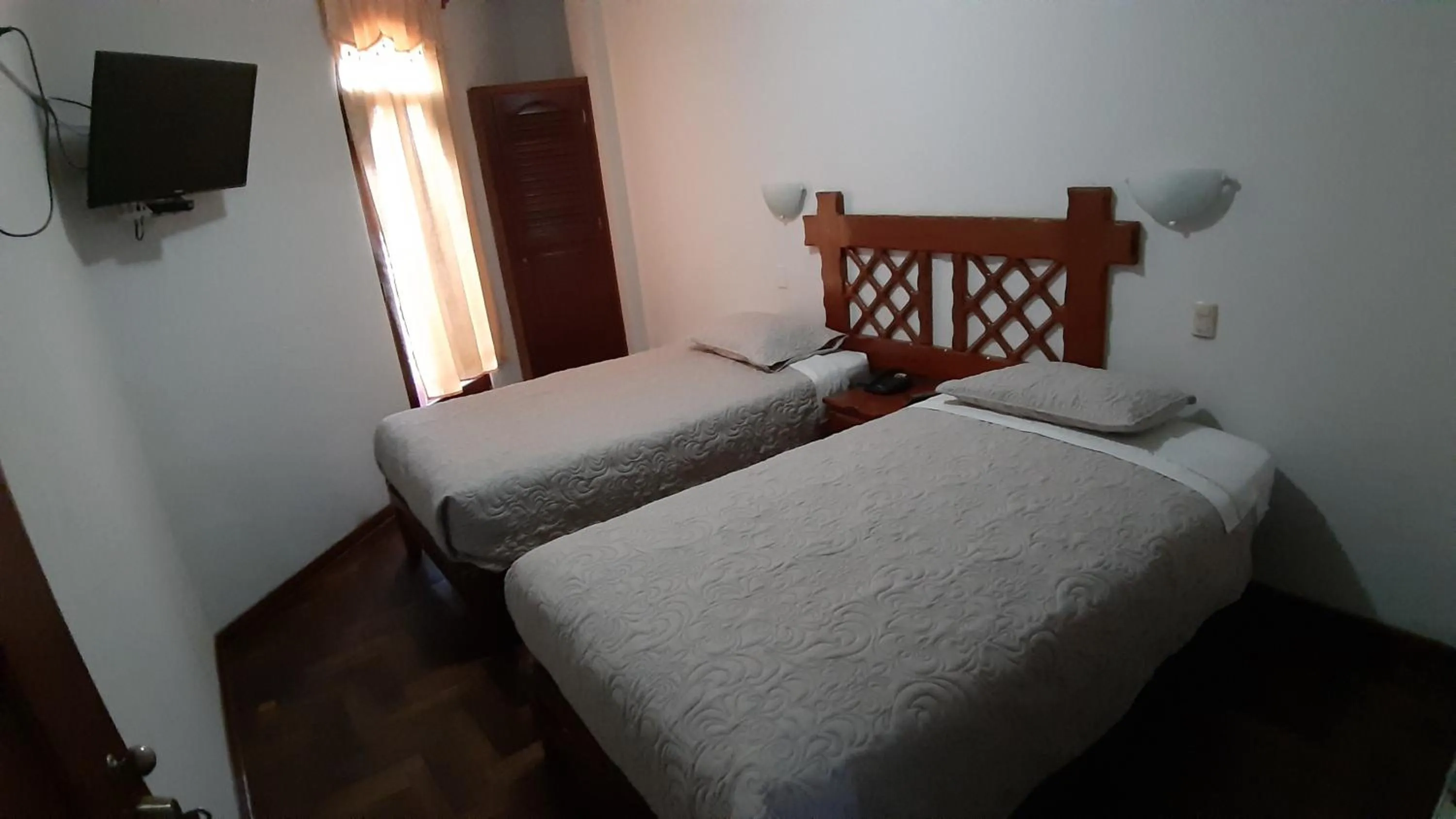 Twin Room with Private Bathroom in Pretty House Hotel