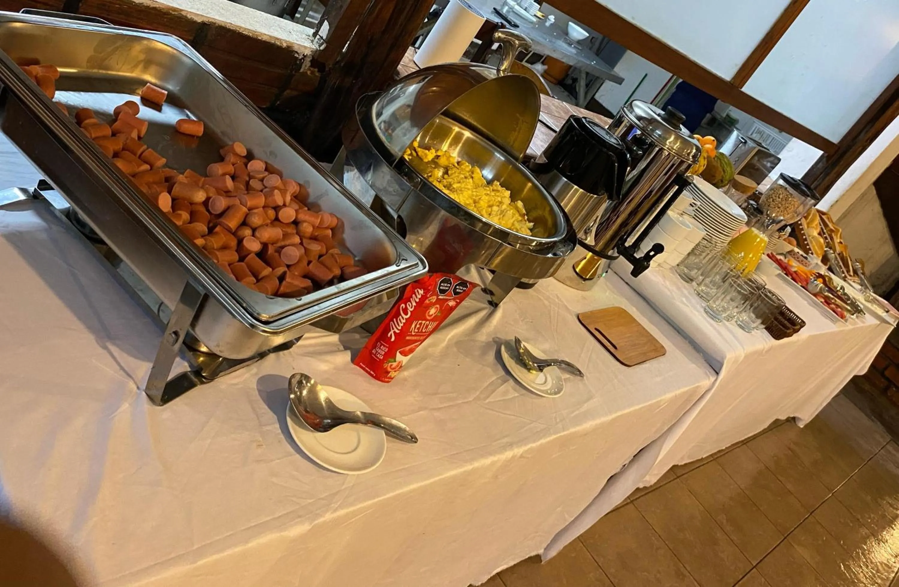 Buffet breakfast in La Posada del Cauchero Hotel & Suites