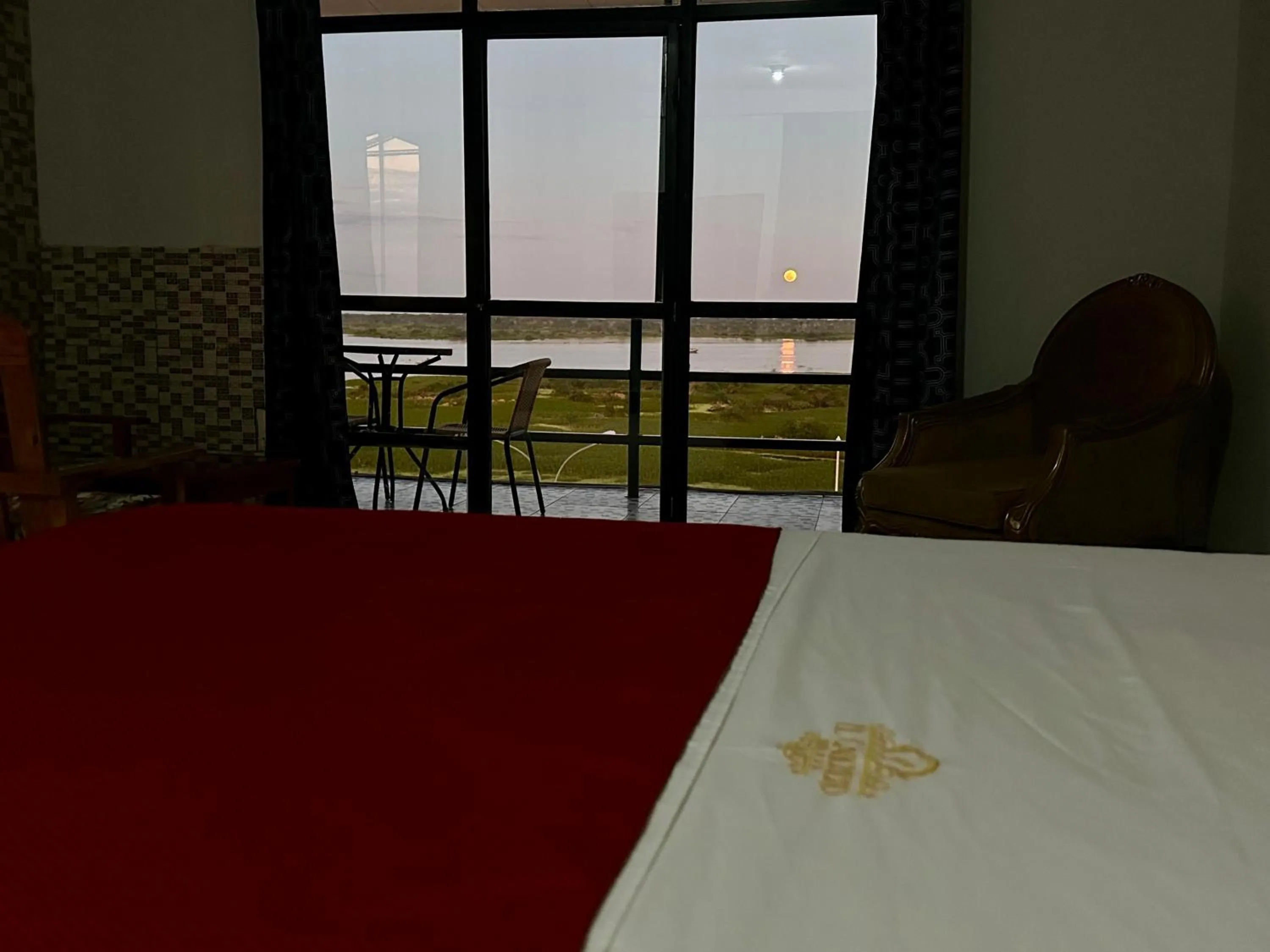 Bed in La Posada del Cauchero Hotel & Suites