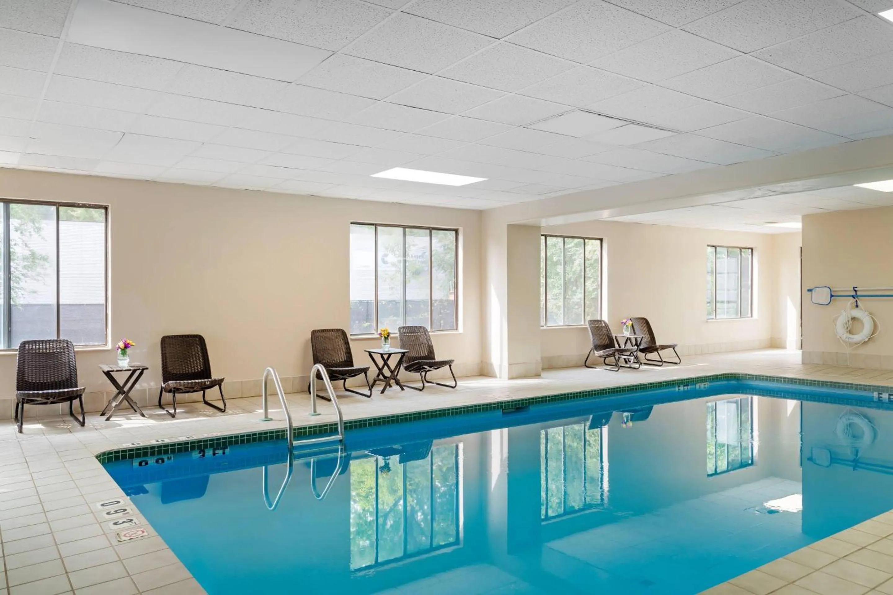 Swimming pool in Comfort Inn & Suites Greenville Near East Carolina University