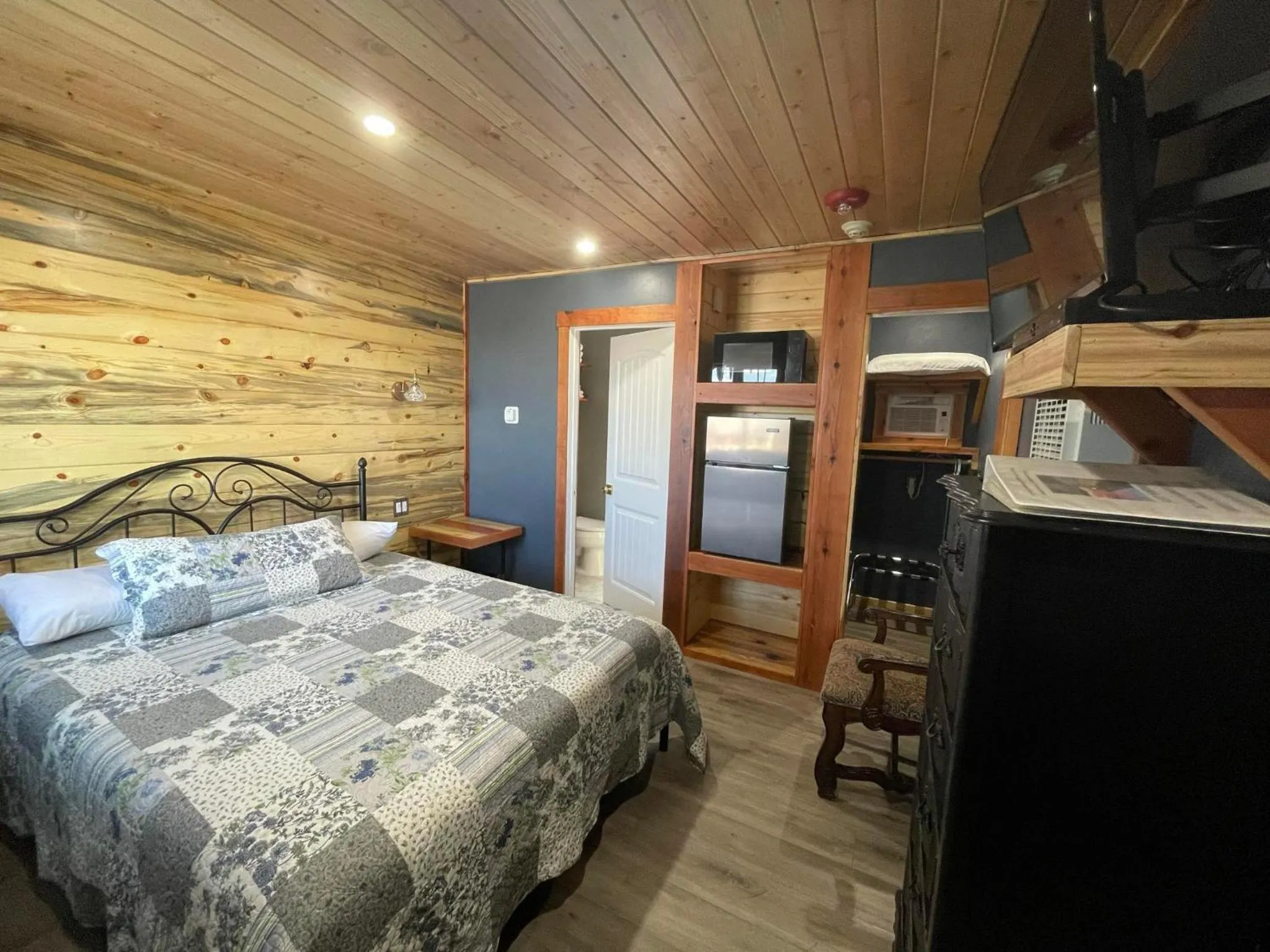 Bed in Sugarloaf Mountain Motel