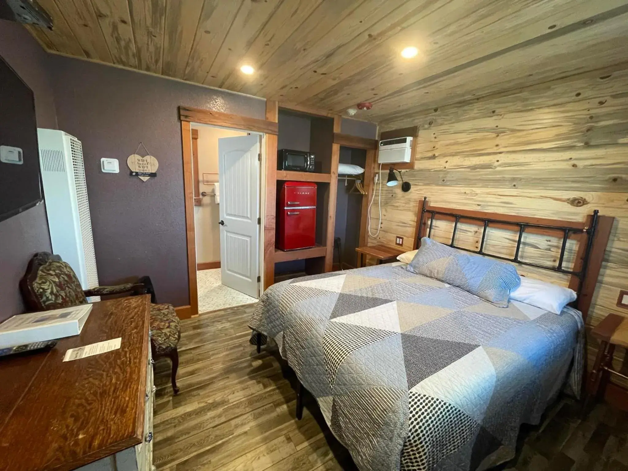 Single Queen Room in Sugarloaf Mountain Motel Single Queen Room in Sugarloaf Mountain Motel