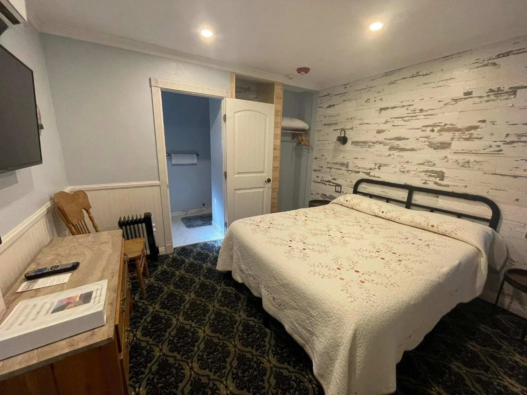 Bed in Sugarloaf Mountain Motel