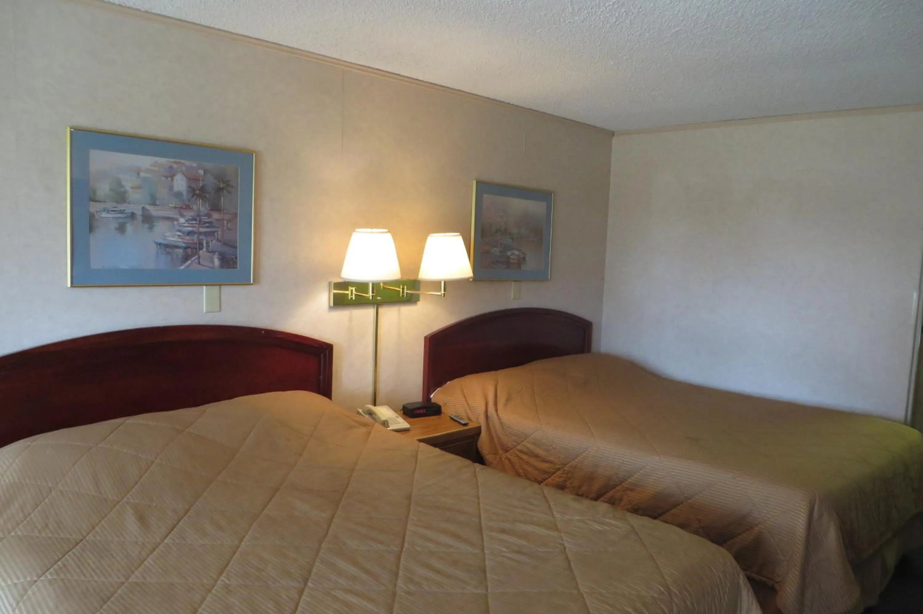 Bedroom in Knights Inn Canton