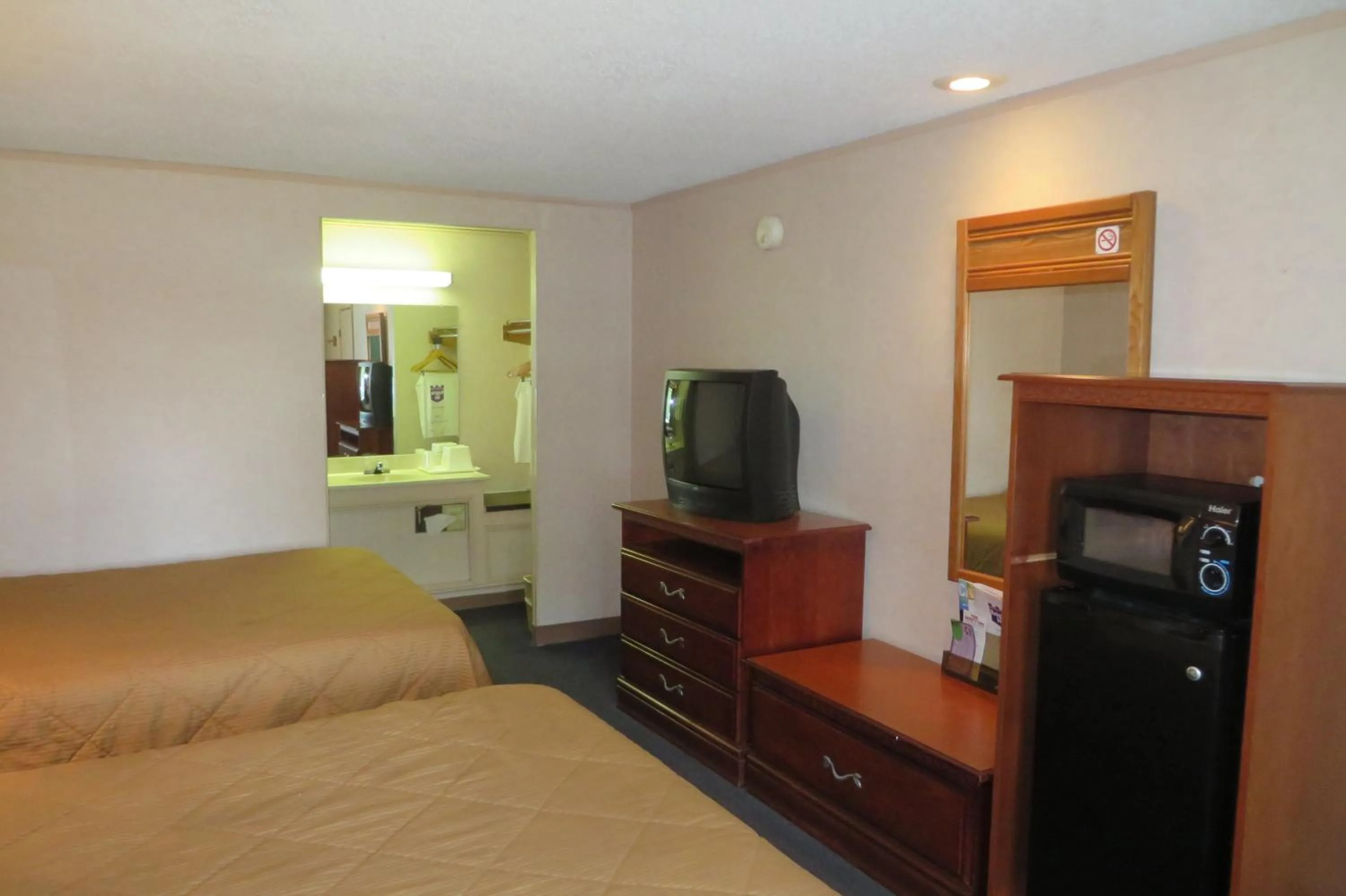Bedroom, TV/Entertainment Center in Knights Inn Canton