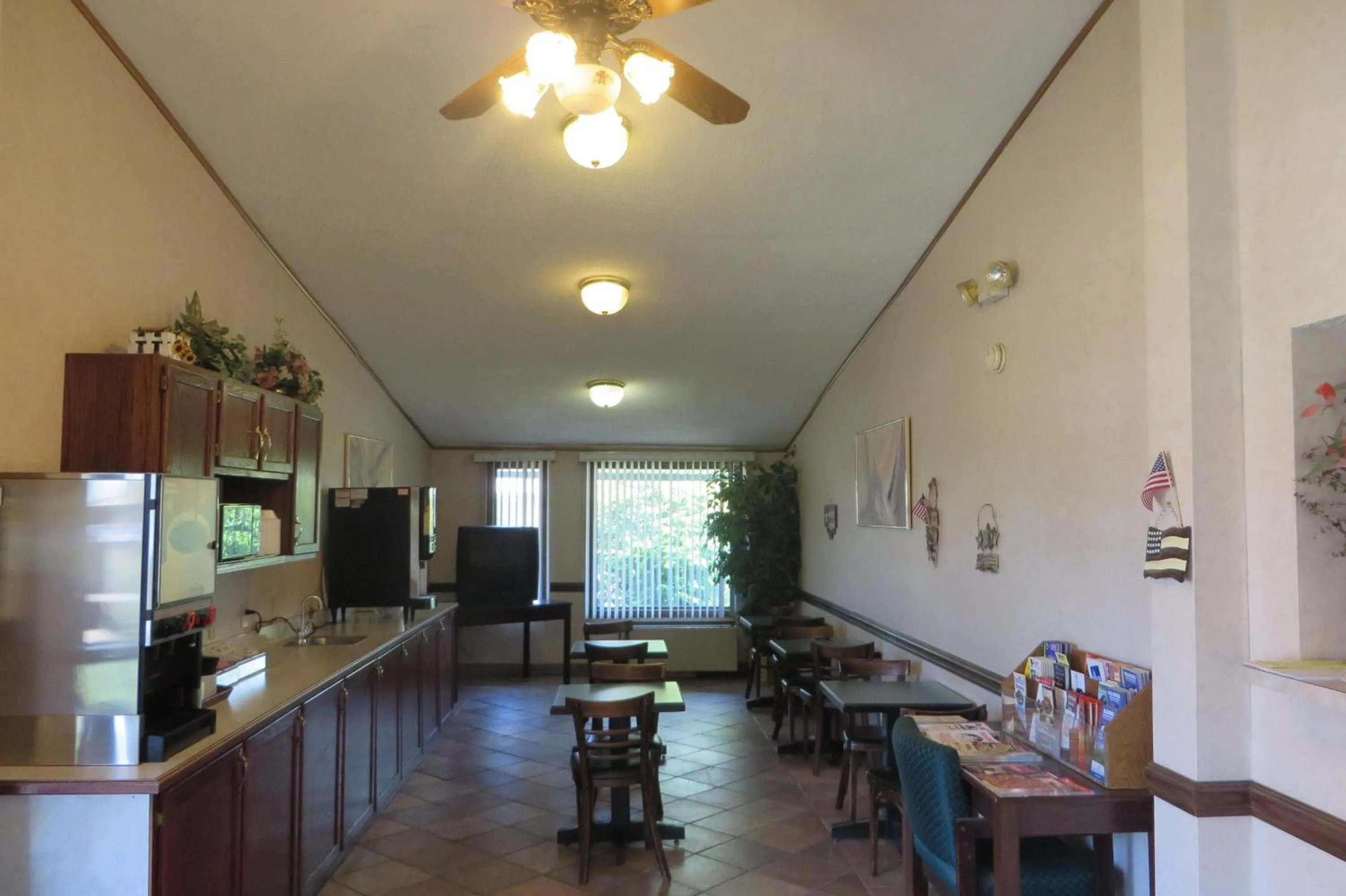 Lobby or reception, Restaurant/Places to Eat in Knights Inn Canton