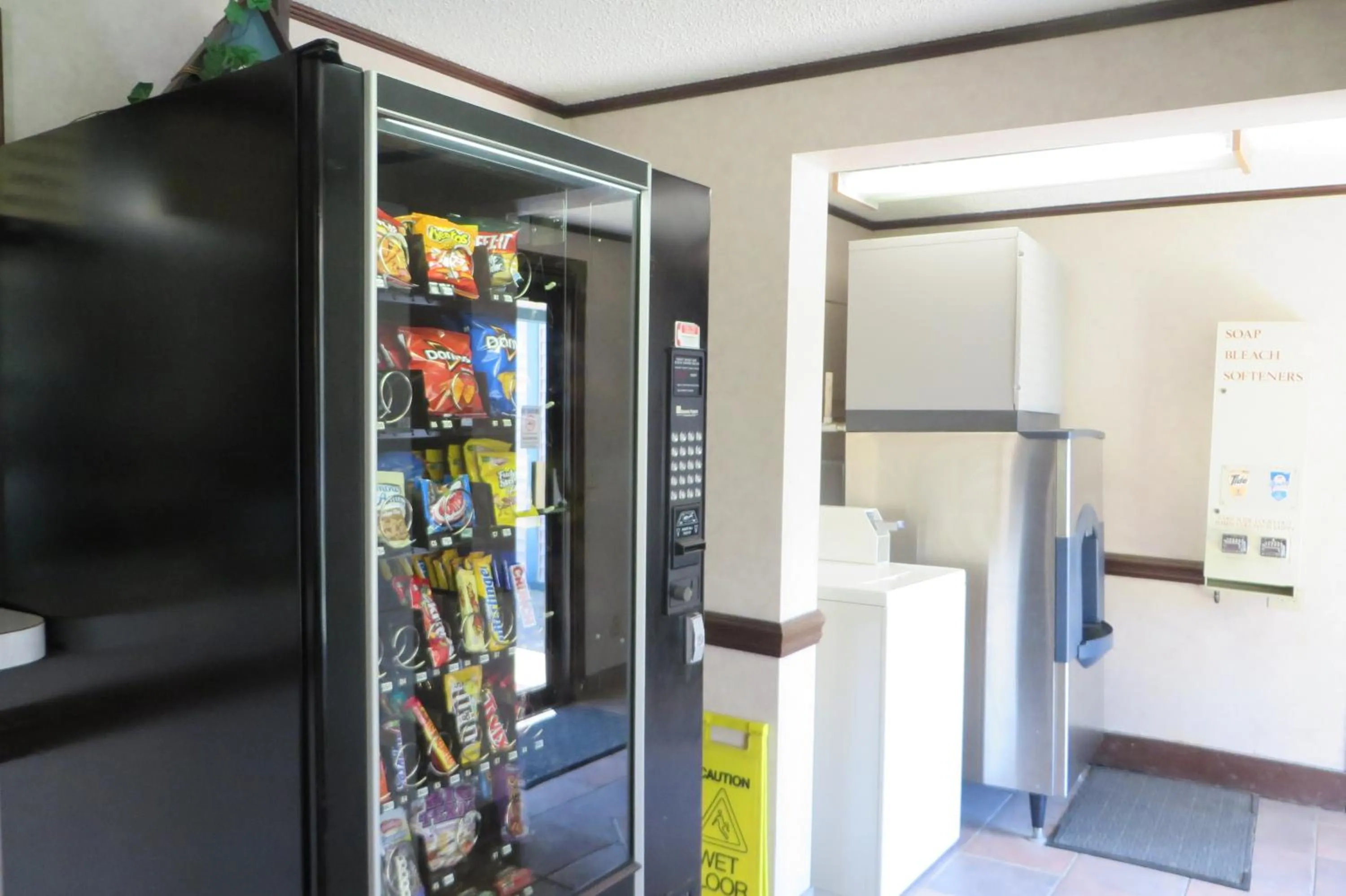 Food and drinks in Knights Inn Canton