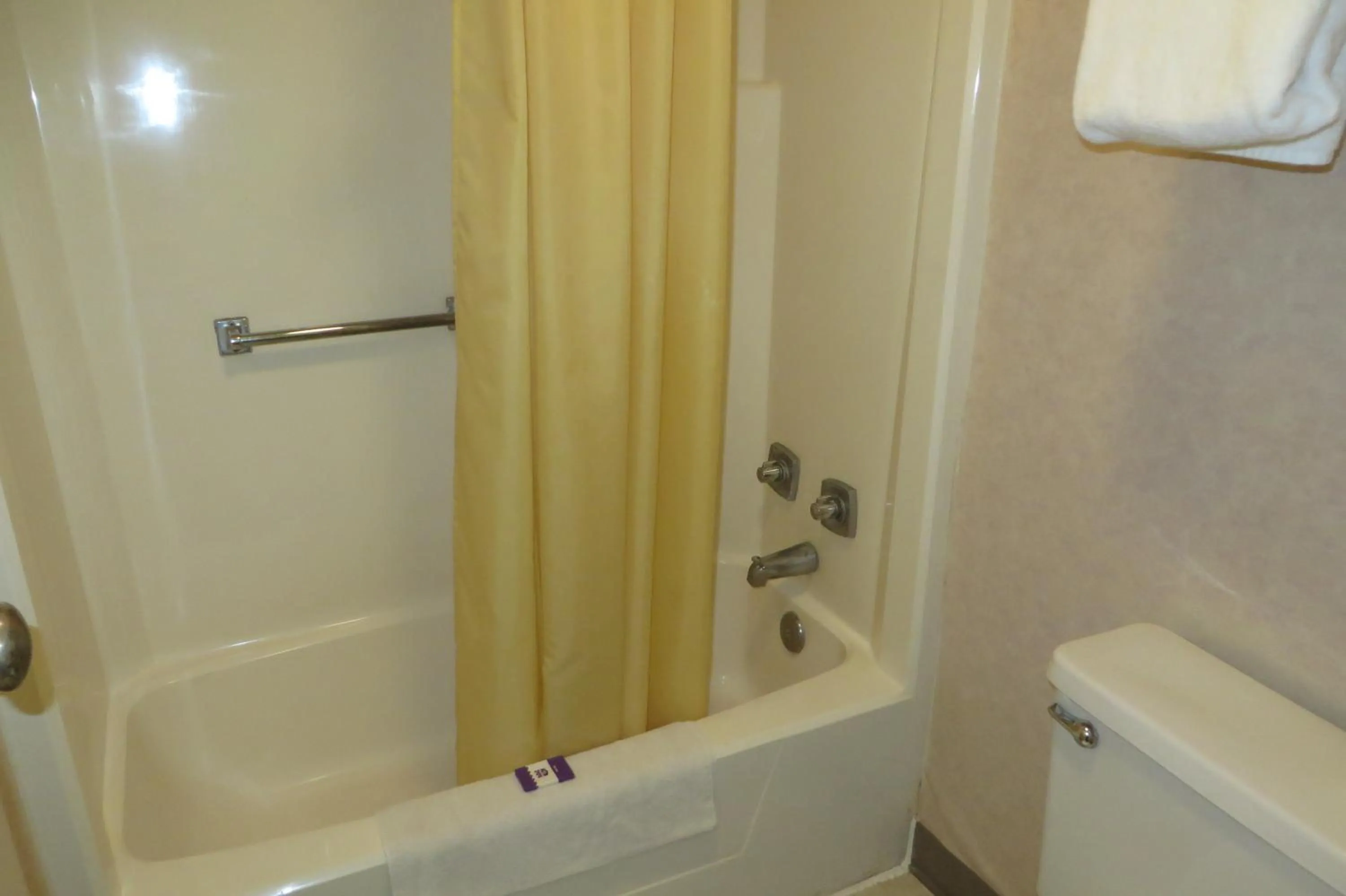 Bathroom in Knights Inn Canton