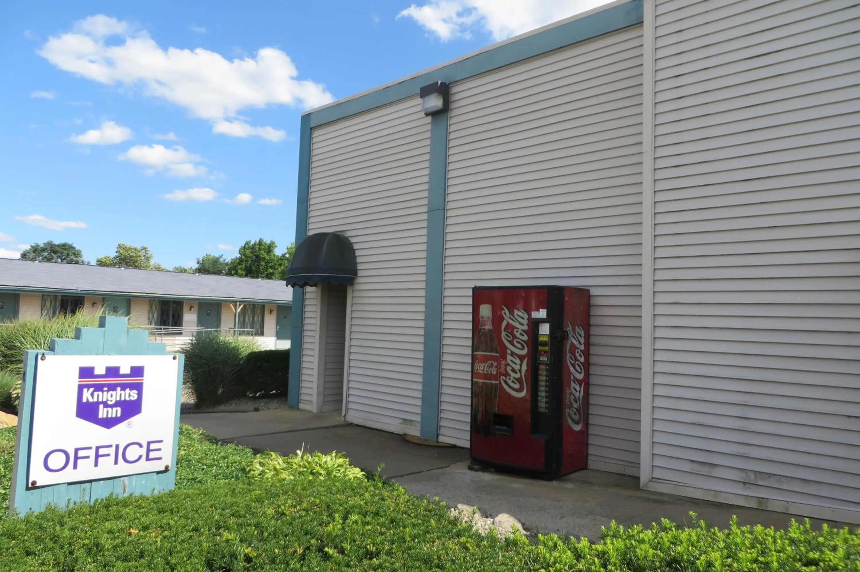 Property Building in Knights Inn Canton