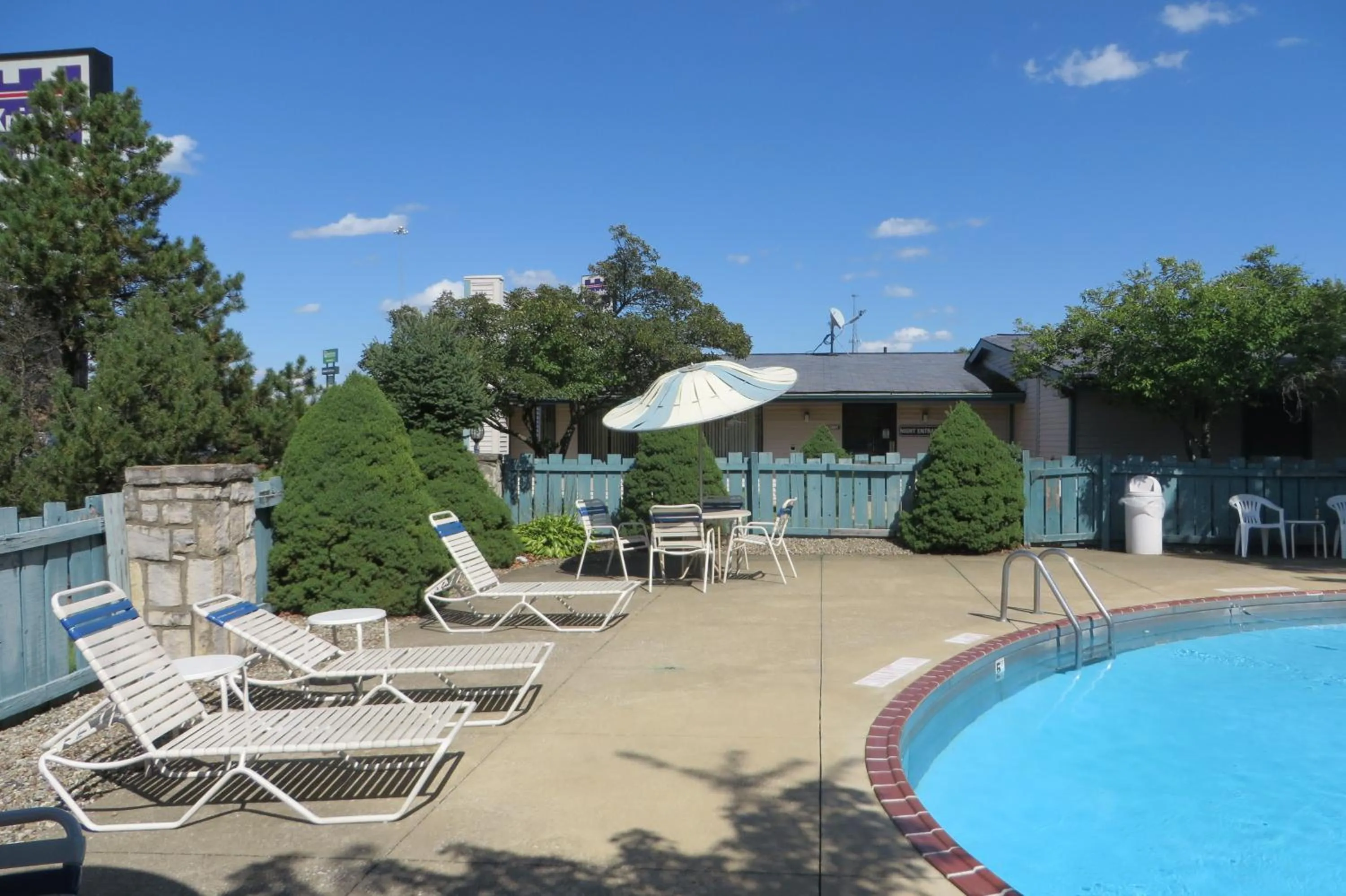 Swimming Pool in Knights Inn Canton