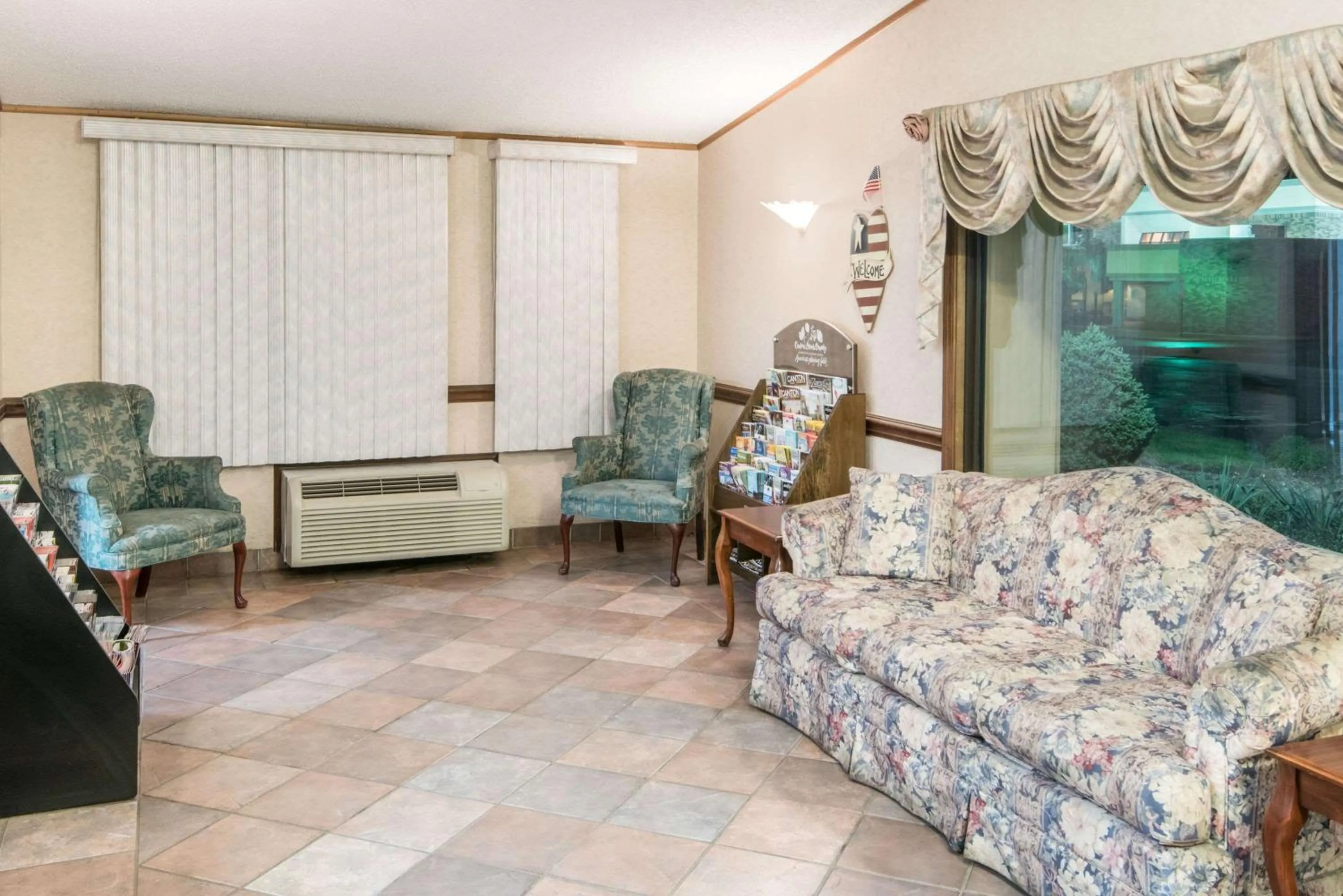 Lobby or reception, Seating Area in Knights Inn Canton