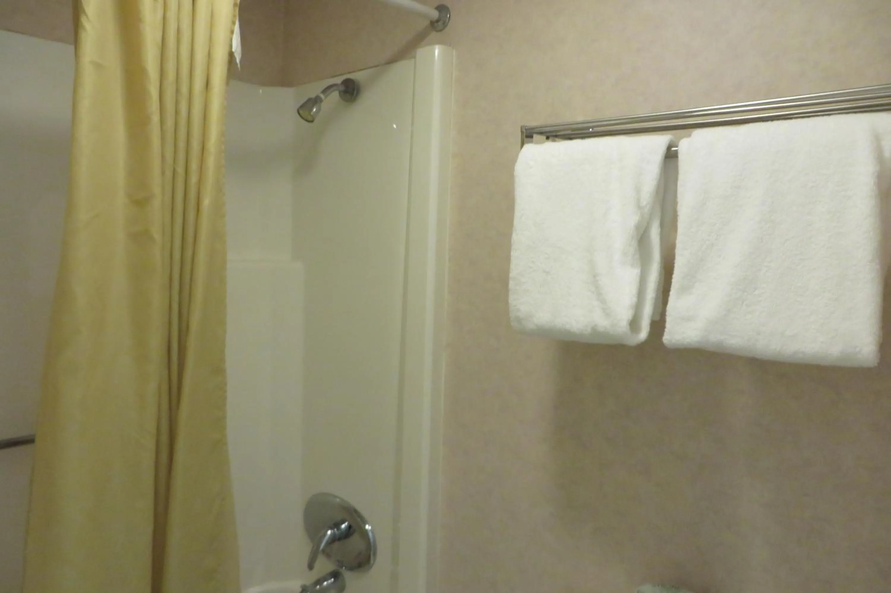 Bathroom in Knights Inn Canton