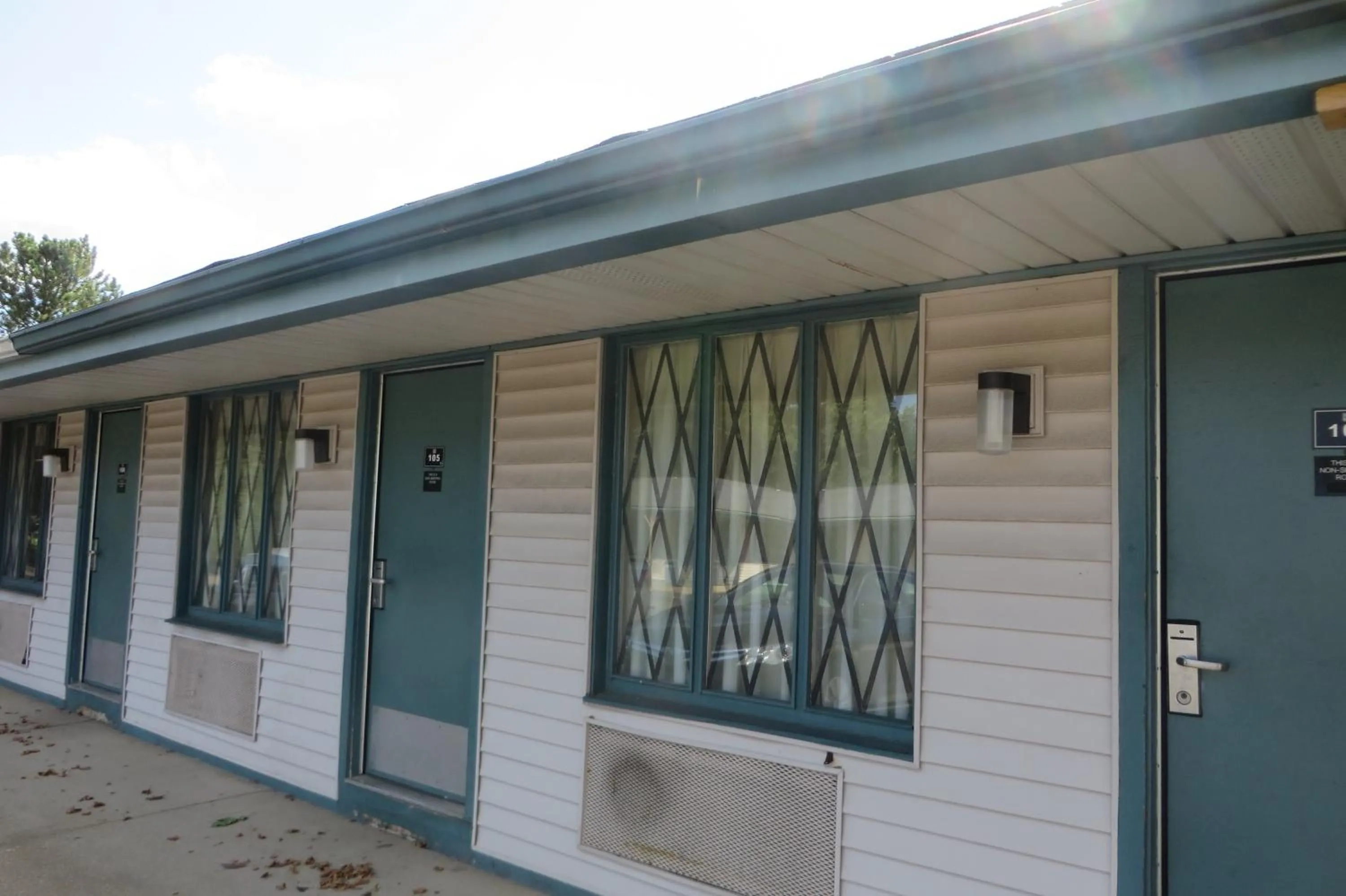 Property building in Knights Inn Canton