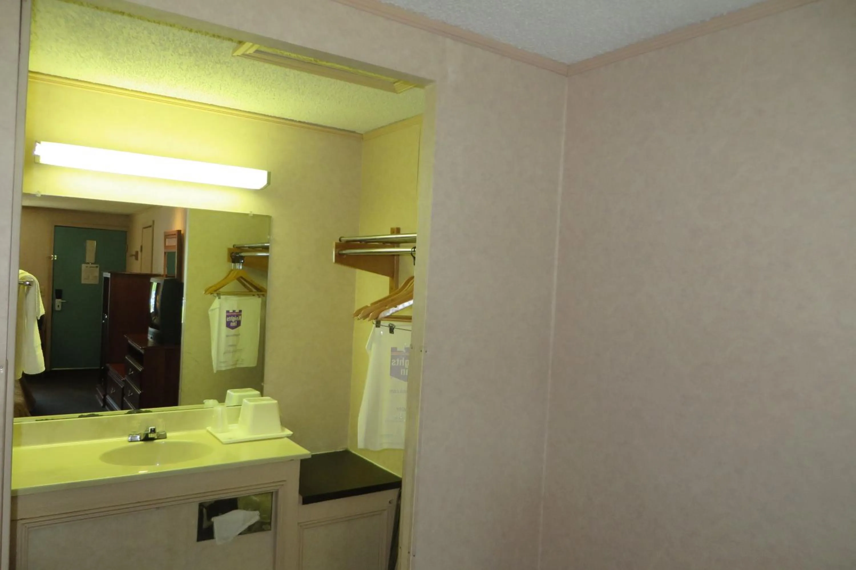 Bathroom in Knights Inn Canton