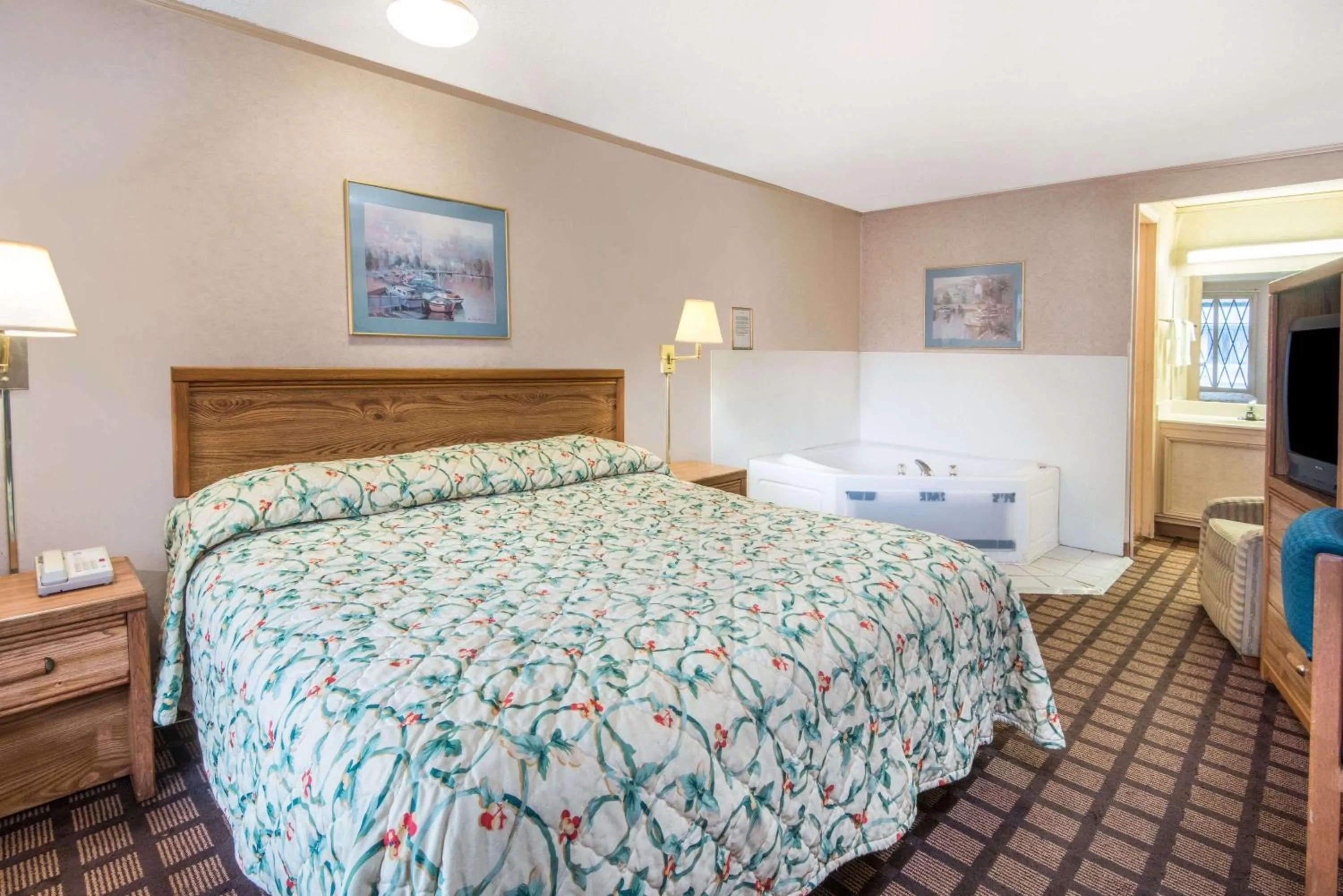 Photo of the whole room in Knights Inn Canton