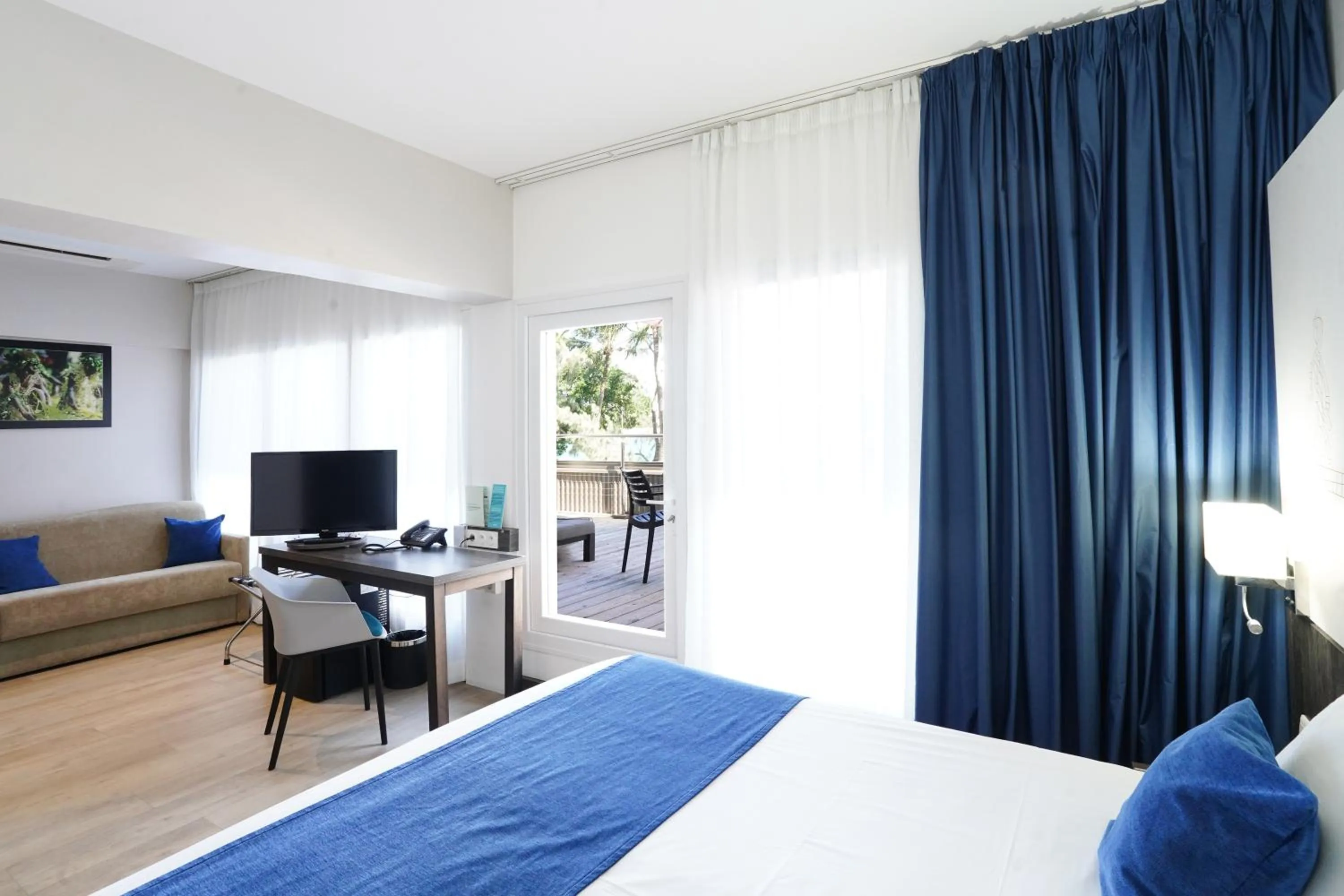 Property building, Bed in Hotel Beaurivage