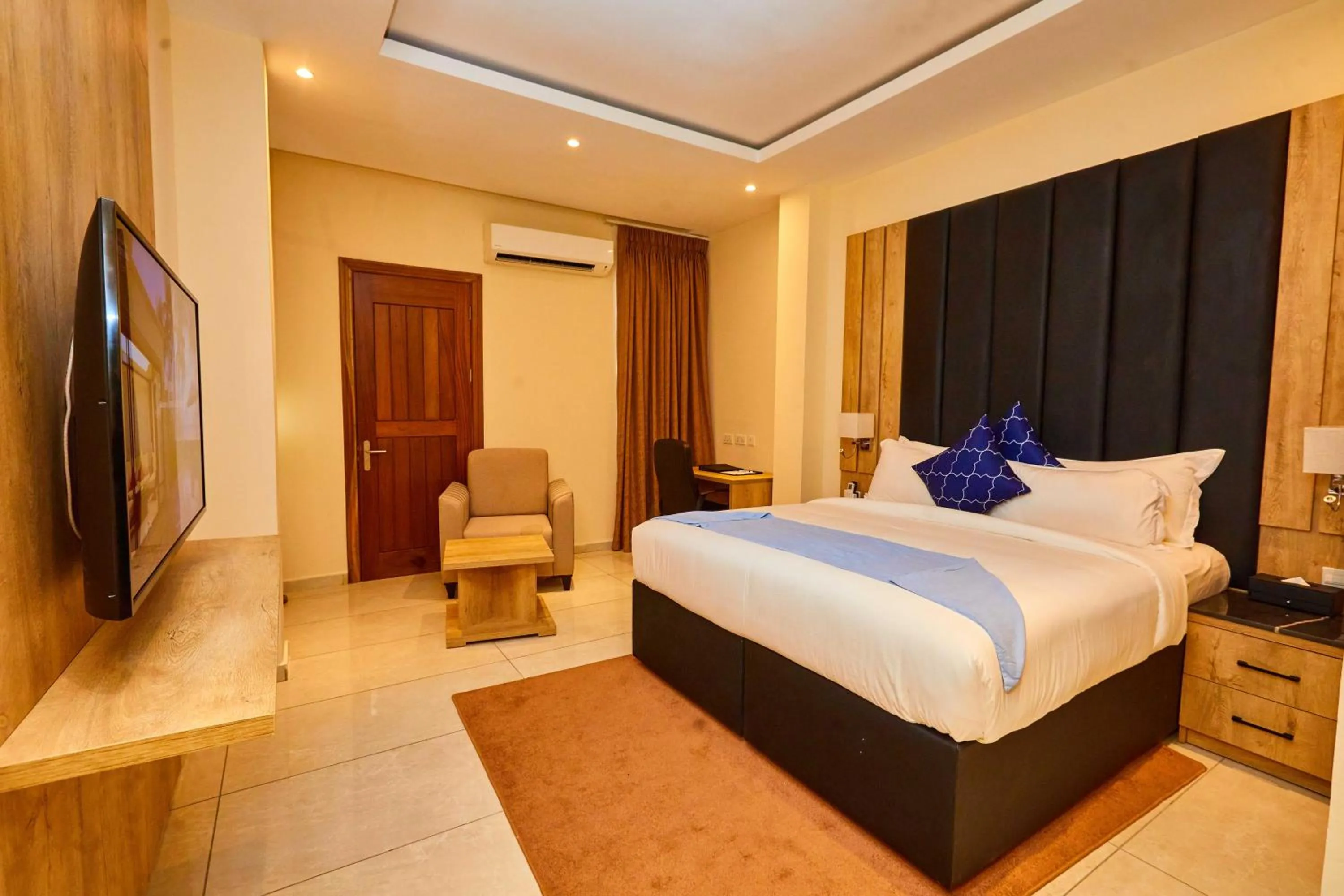 Photo of the whole room, Bed in Vintano Hotel