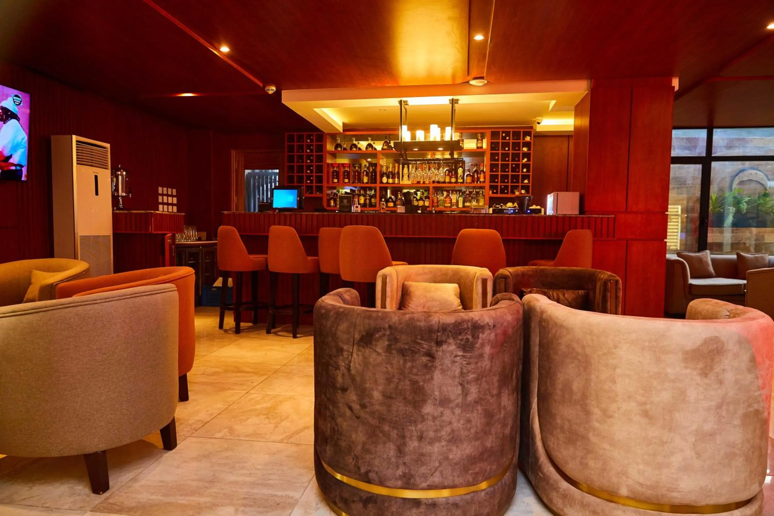 Communal lounge/ TV room in Vintano Hotel