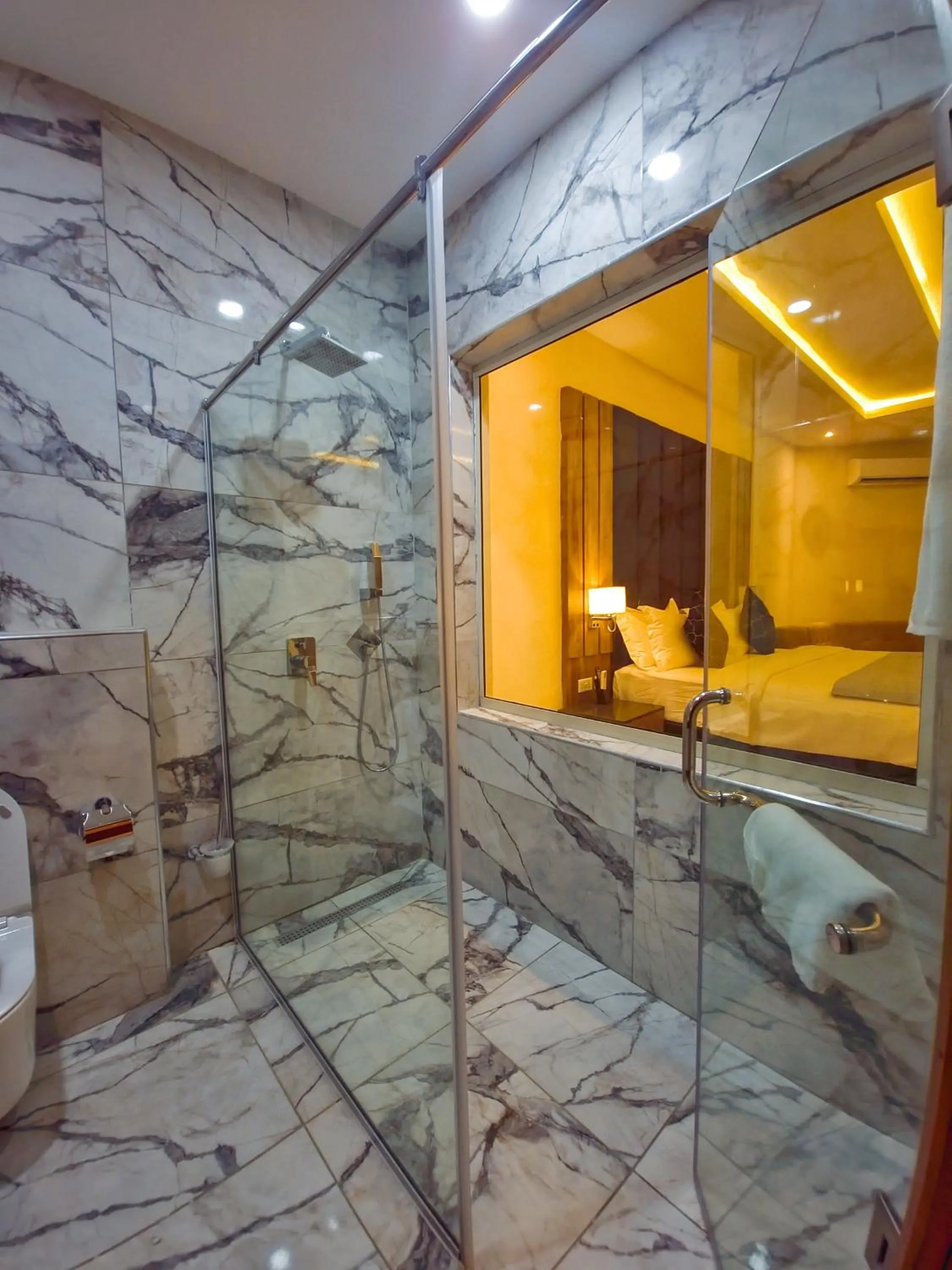 Shower in Vintano Hotel