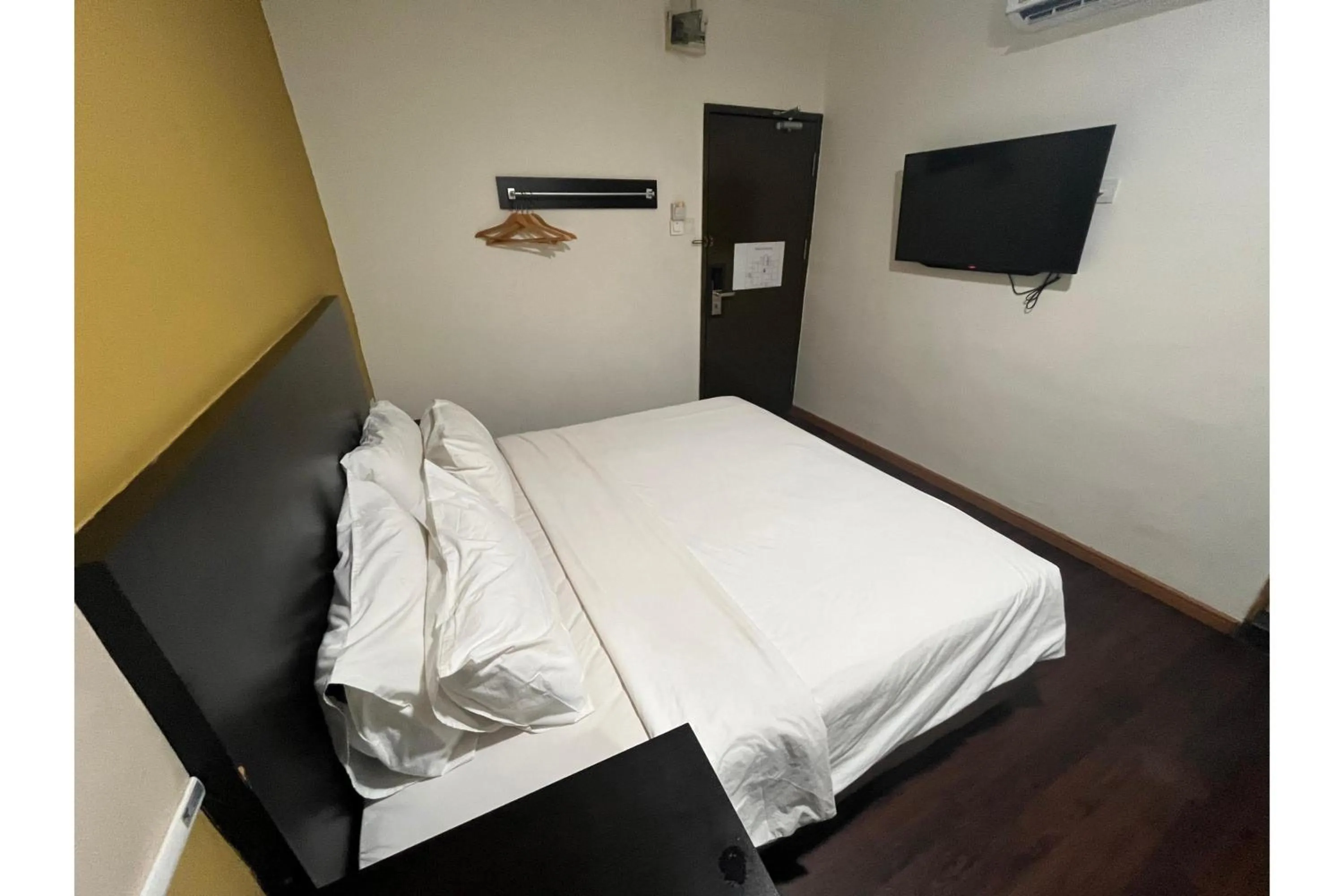 Bedroom, Bed in Grand World Hotel