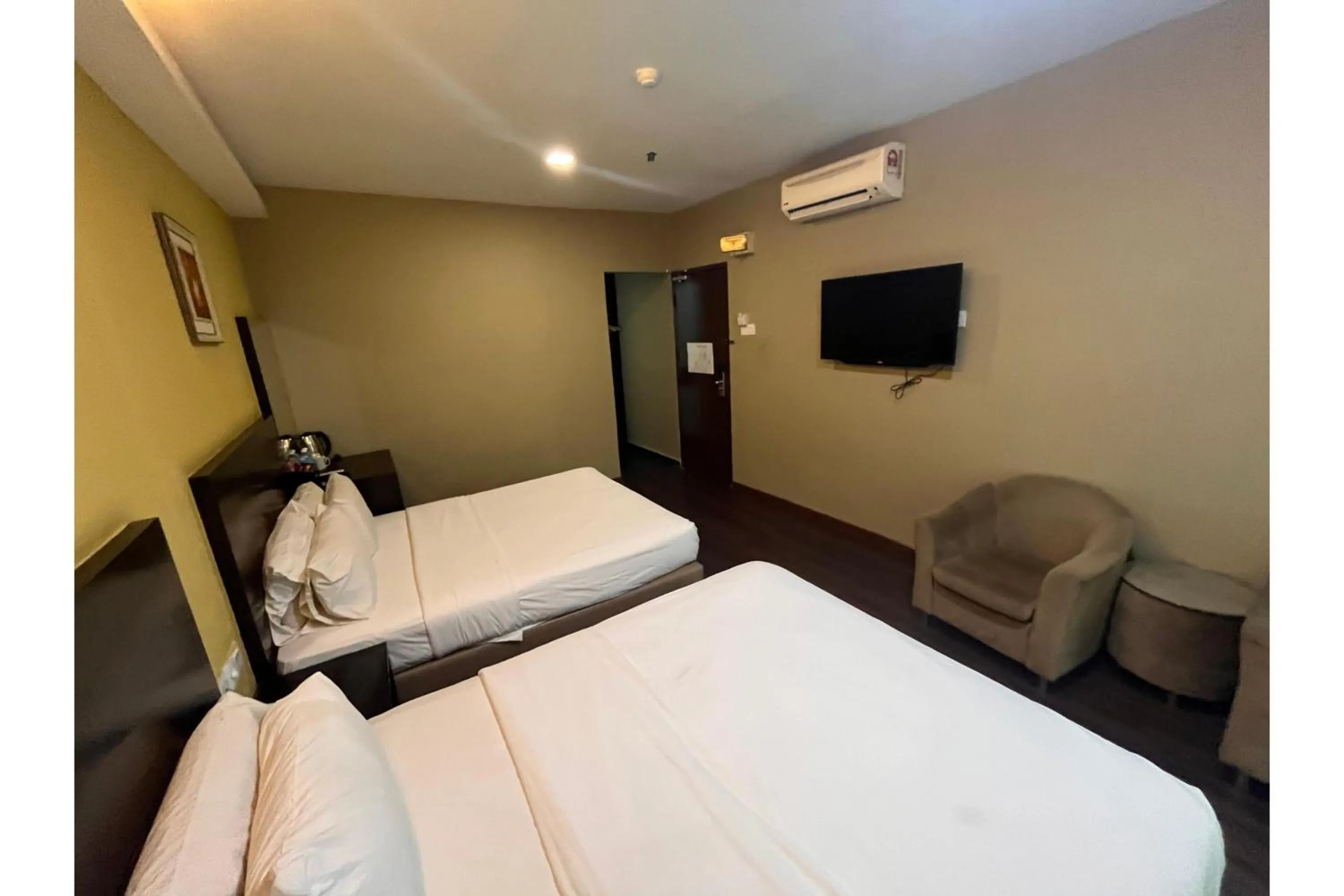 Bedroom, Bed in Grand World Hotel