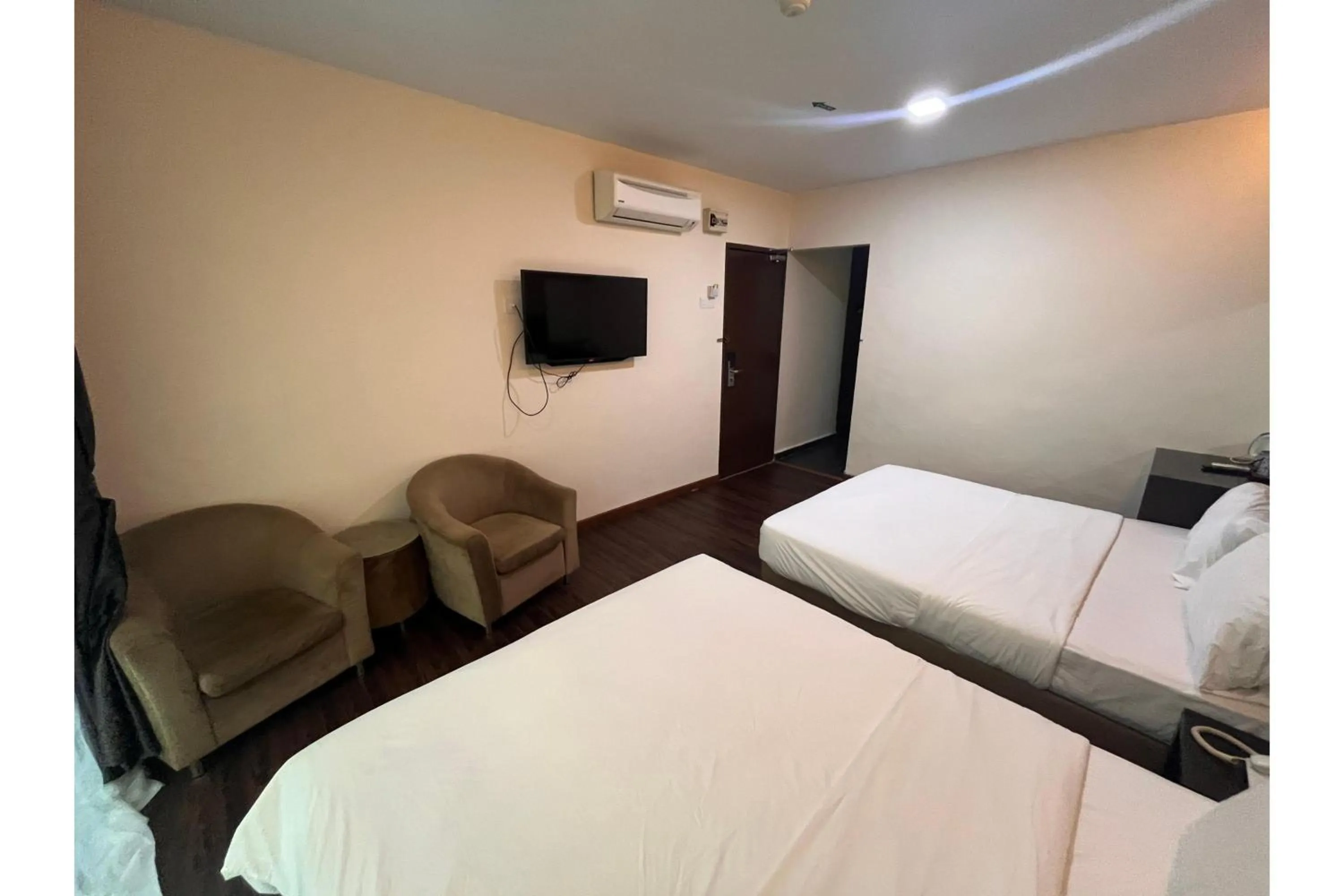 Bedroom, Bed in Grand World Hotel