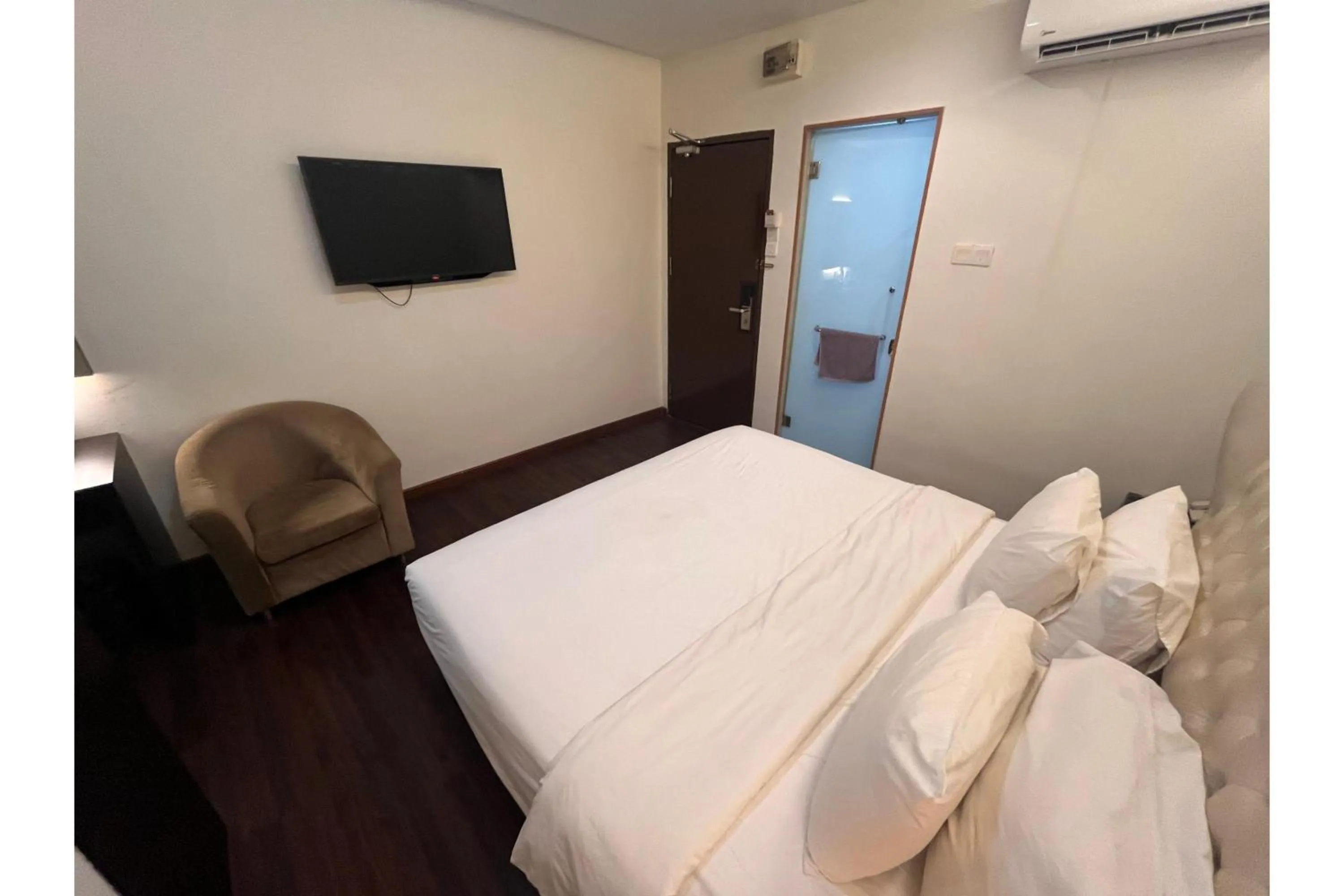 Bedroom, Bed in Grand World Hotel