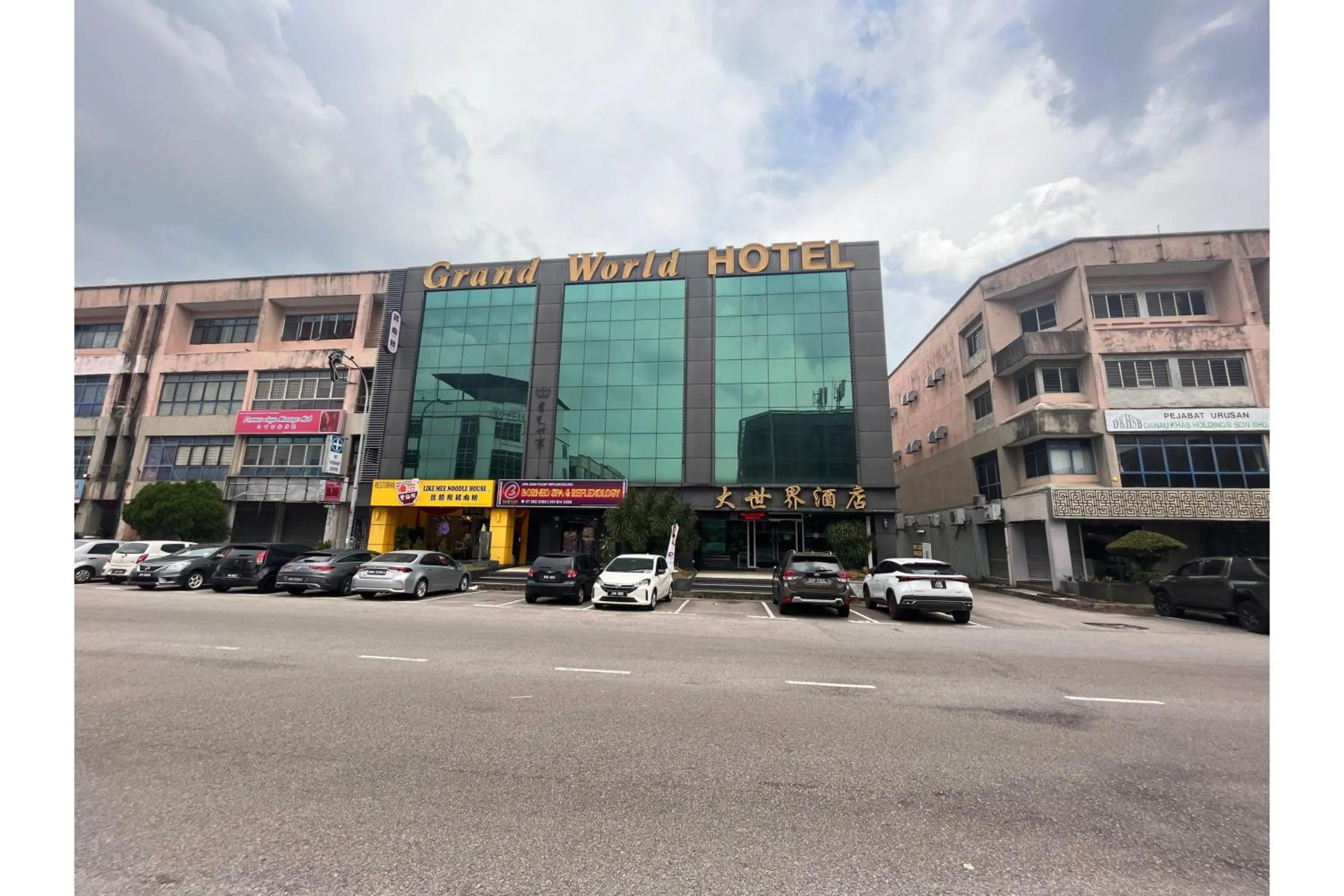 Facade/entrance in Grand World Hotel