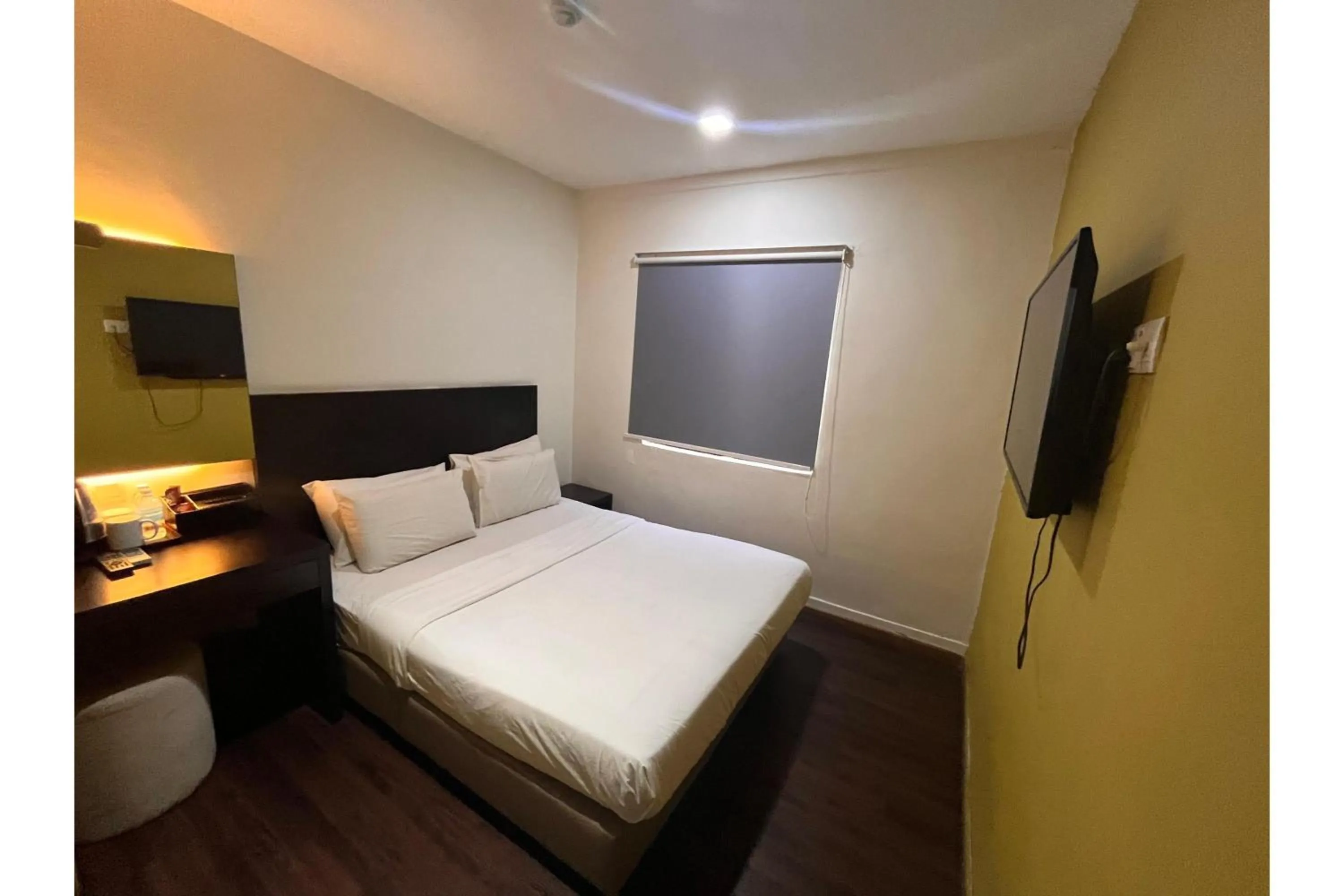 Bedroom, Bed in Grand World Hotel