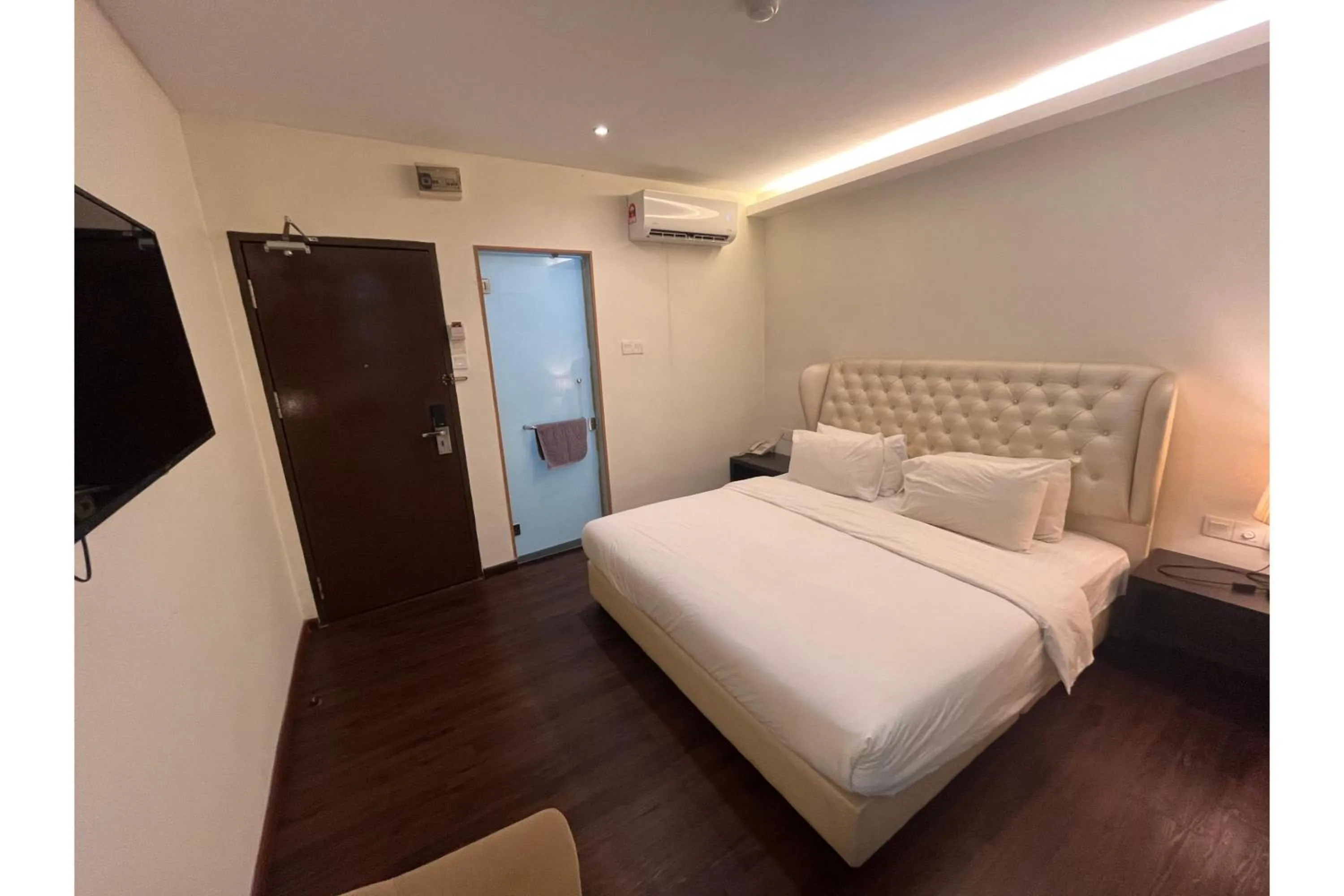 Bedroom, Bed in Grand World Hotel