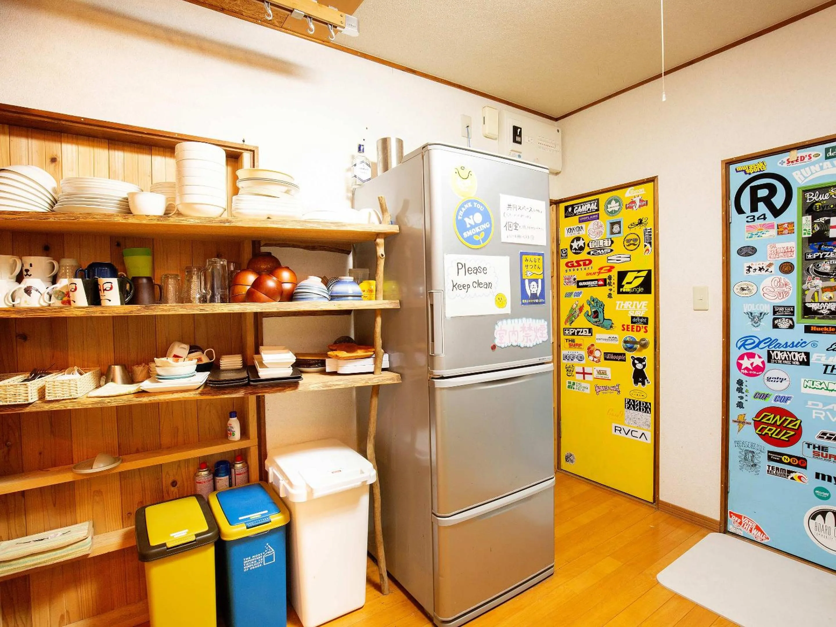 Communal kitchen in Tabist Guest house Pumping Surf