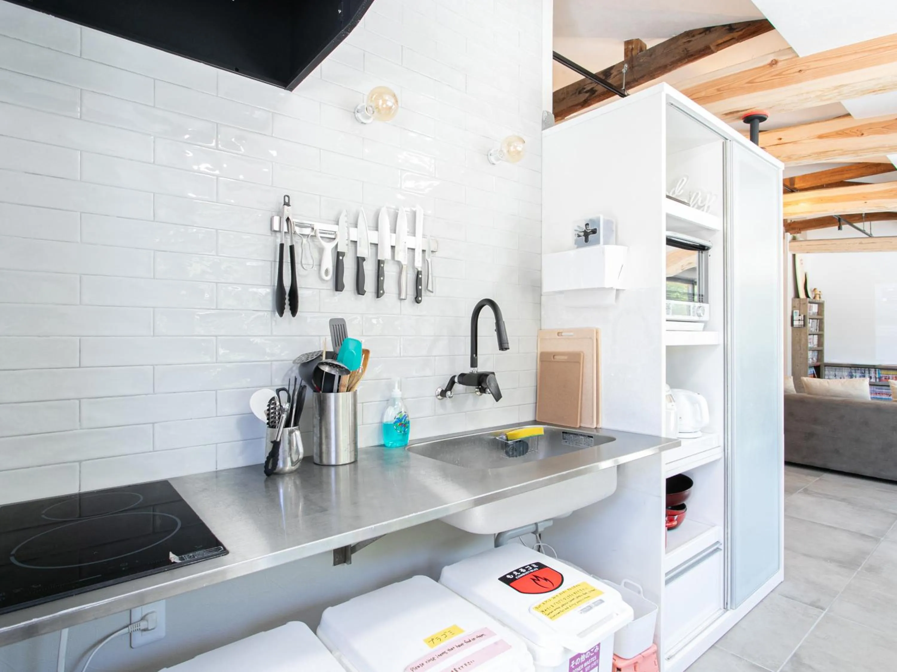 Communal kitchen in Tabist Guest house Pumping Surf