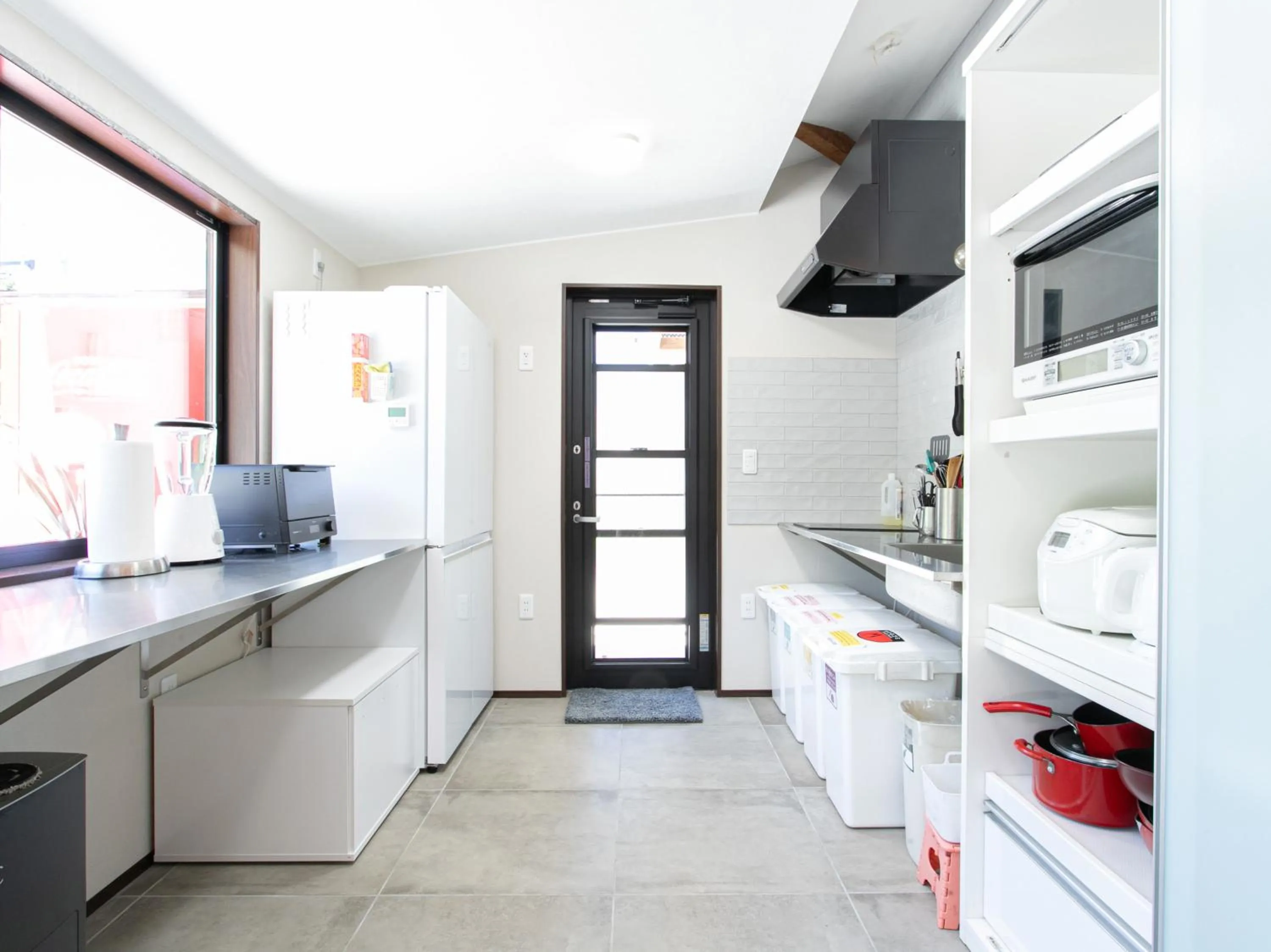 Communal kitchen in Tabist Guest house Pumping Surf