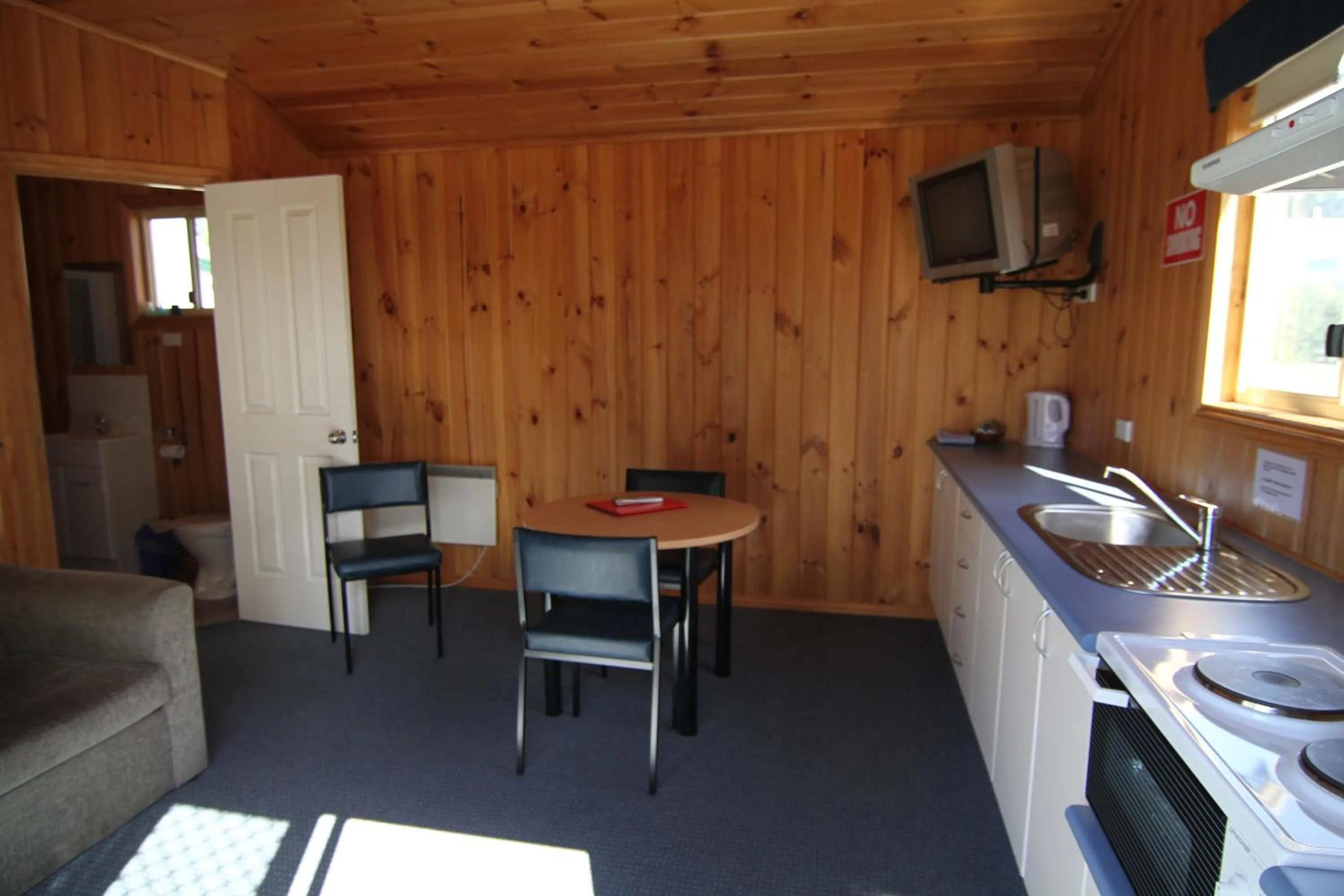 Kitchen or kitchenette in Bicheno East Coast Holiday Park