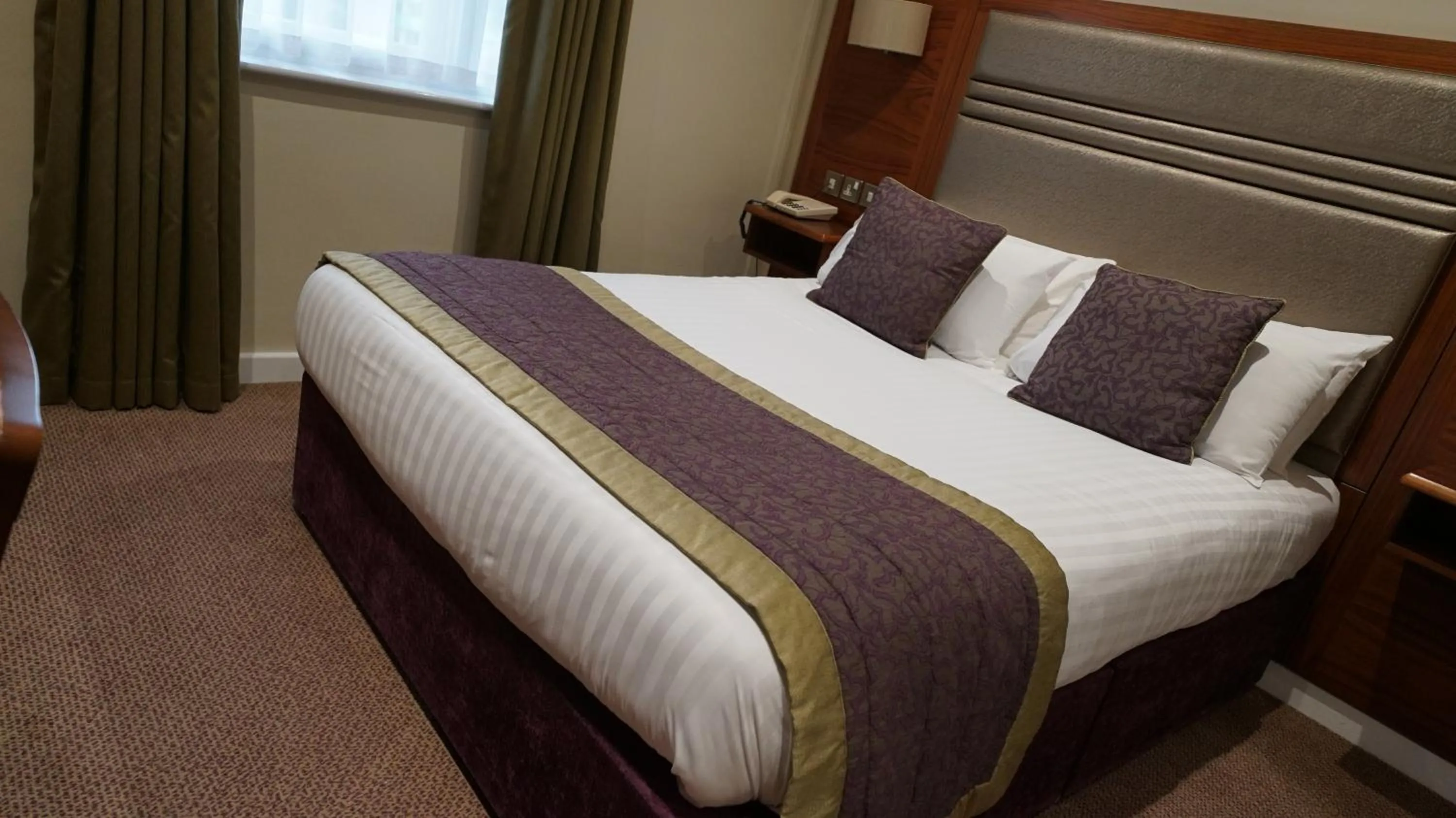 Bedroom, Bed in The Briar Court Hotel