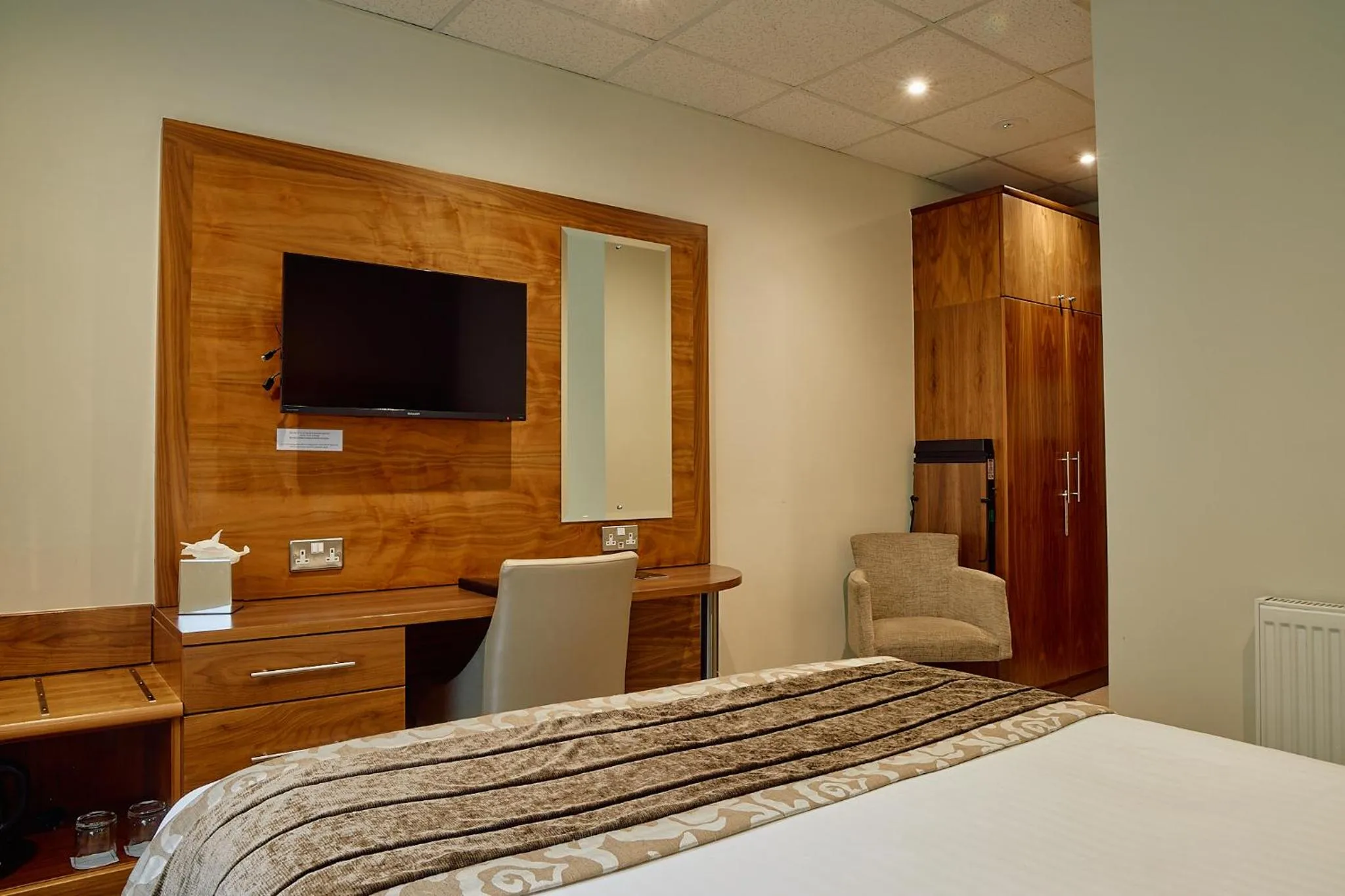 Bedroom, Bed in The Briar Court Hotel