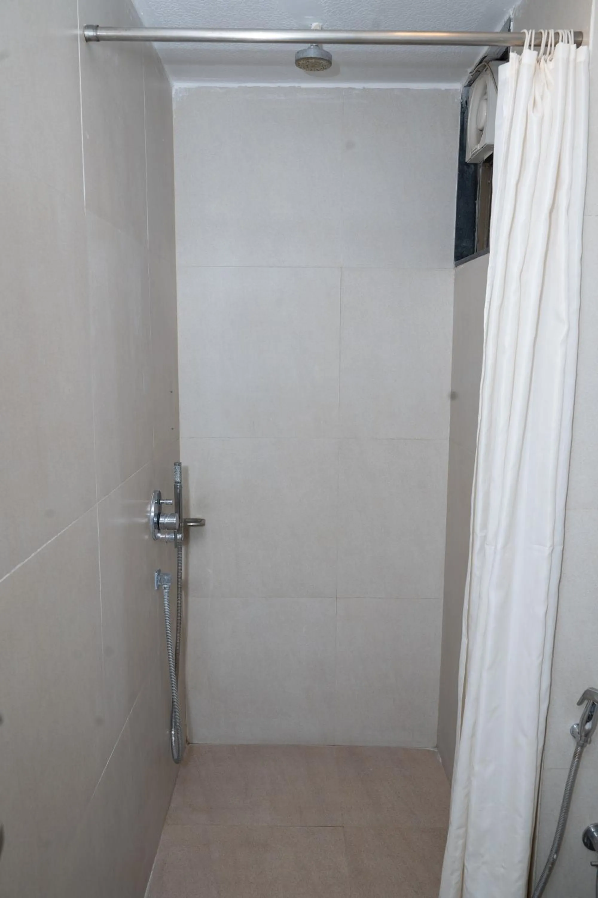 Shower in Hotel Executive Silver Inn