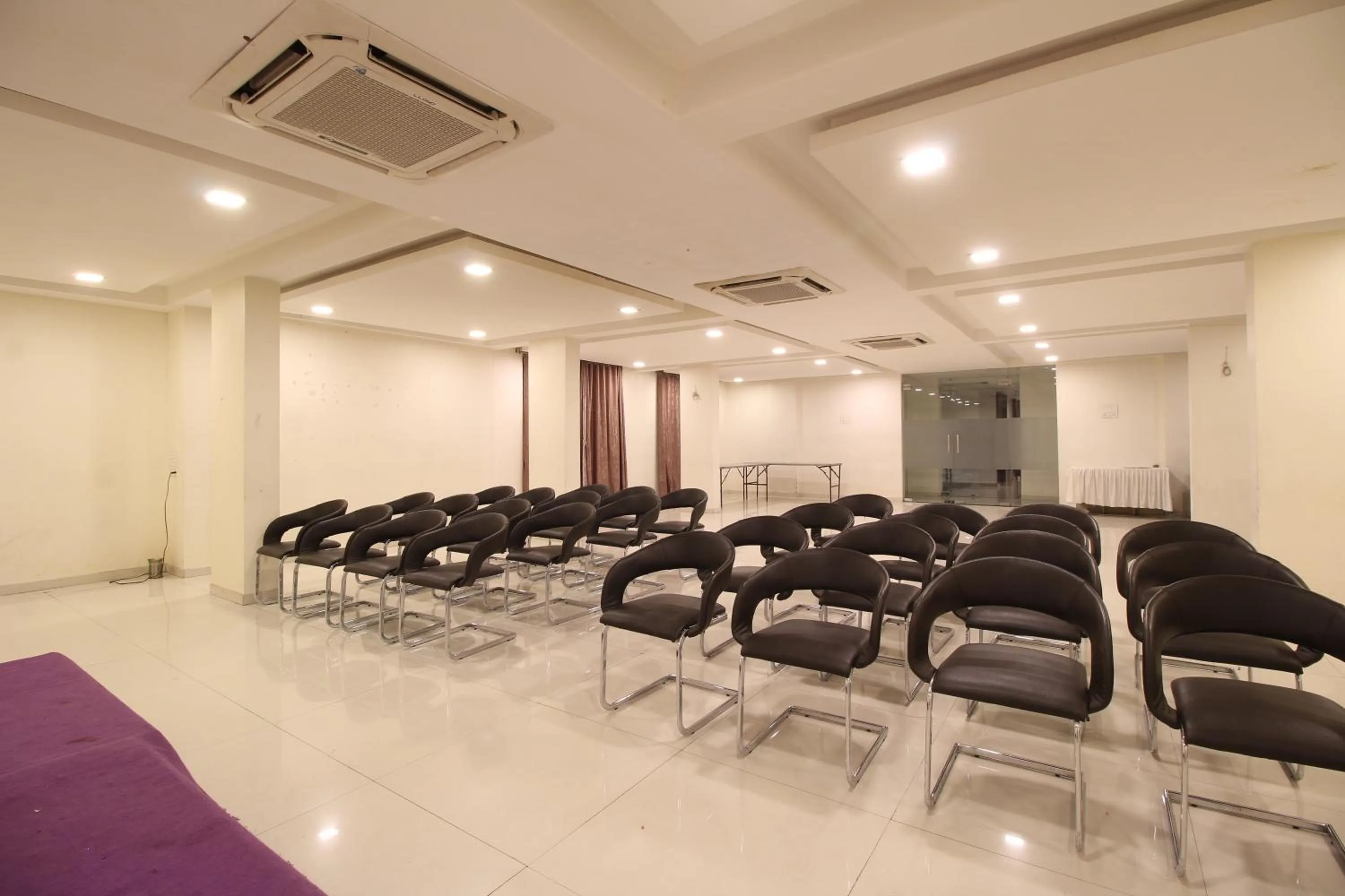 Business facilities in Hotel Executive Silver Inn